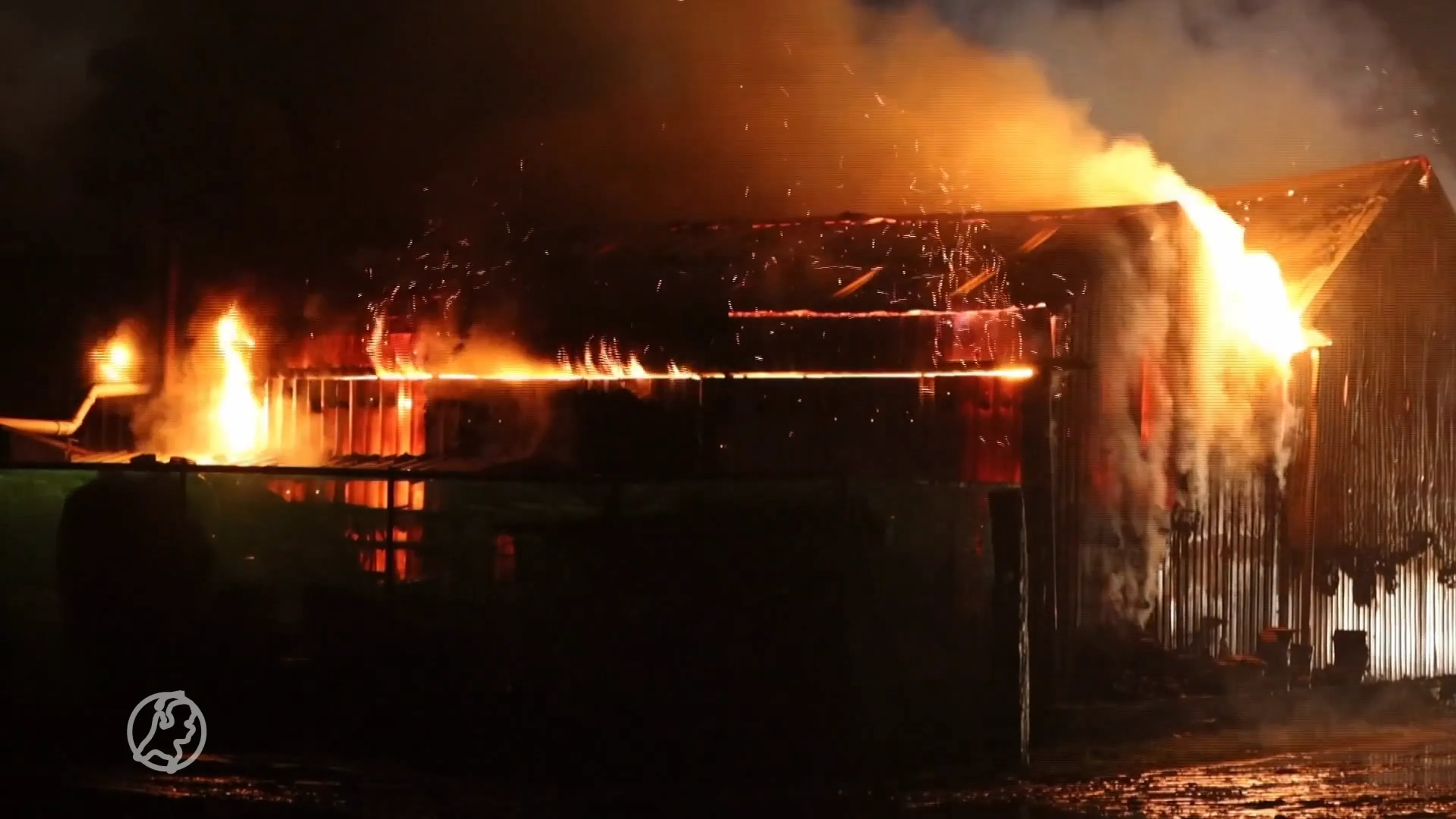 Brand verwoest schuur met praalwagen De Zilk, asbest vrijgekomen