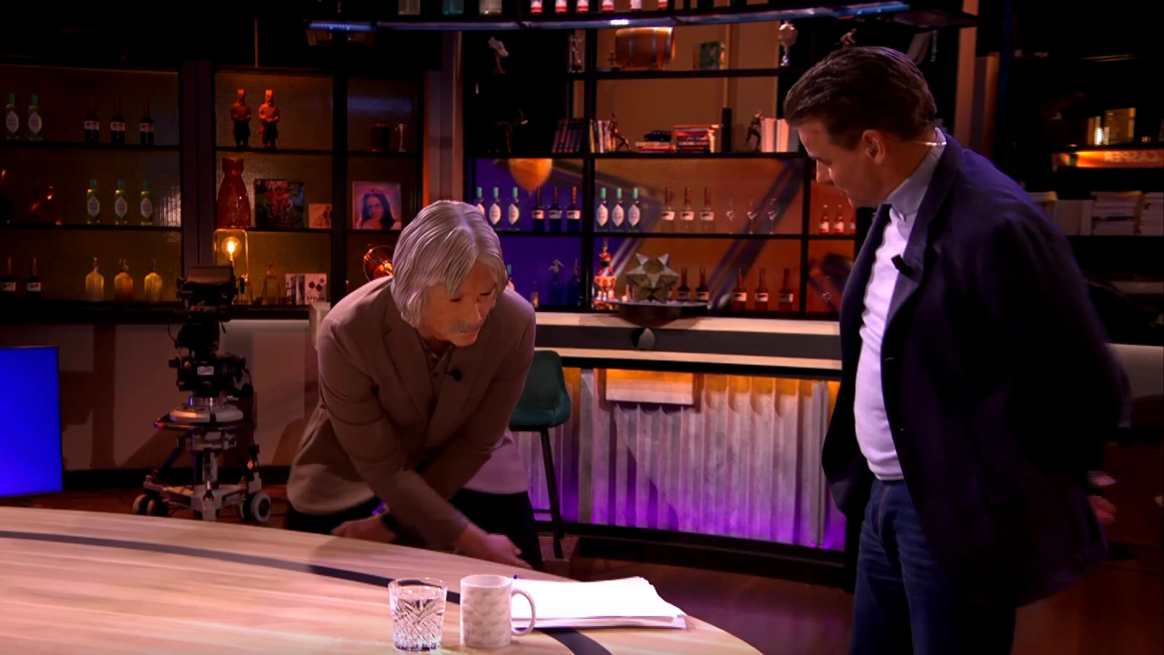 Unieke beelden: Johan Derksen showt zijn dansskills In de Wandelgangen