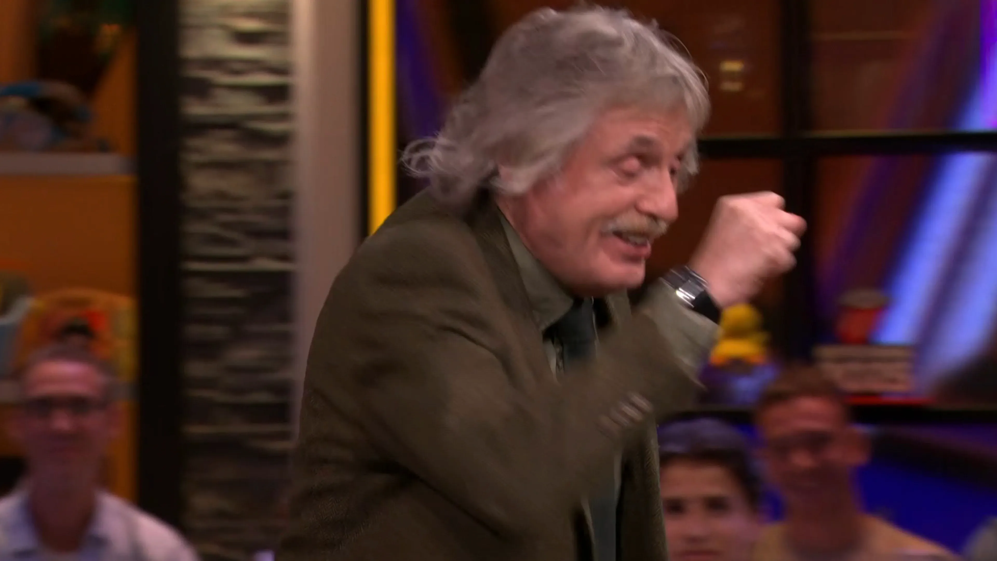 Johan Derksen springt uit zijn stoel en imiteert zijn vrouw: ‘Dat doet ze altijd!’