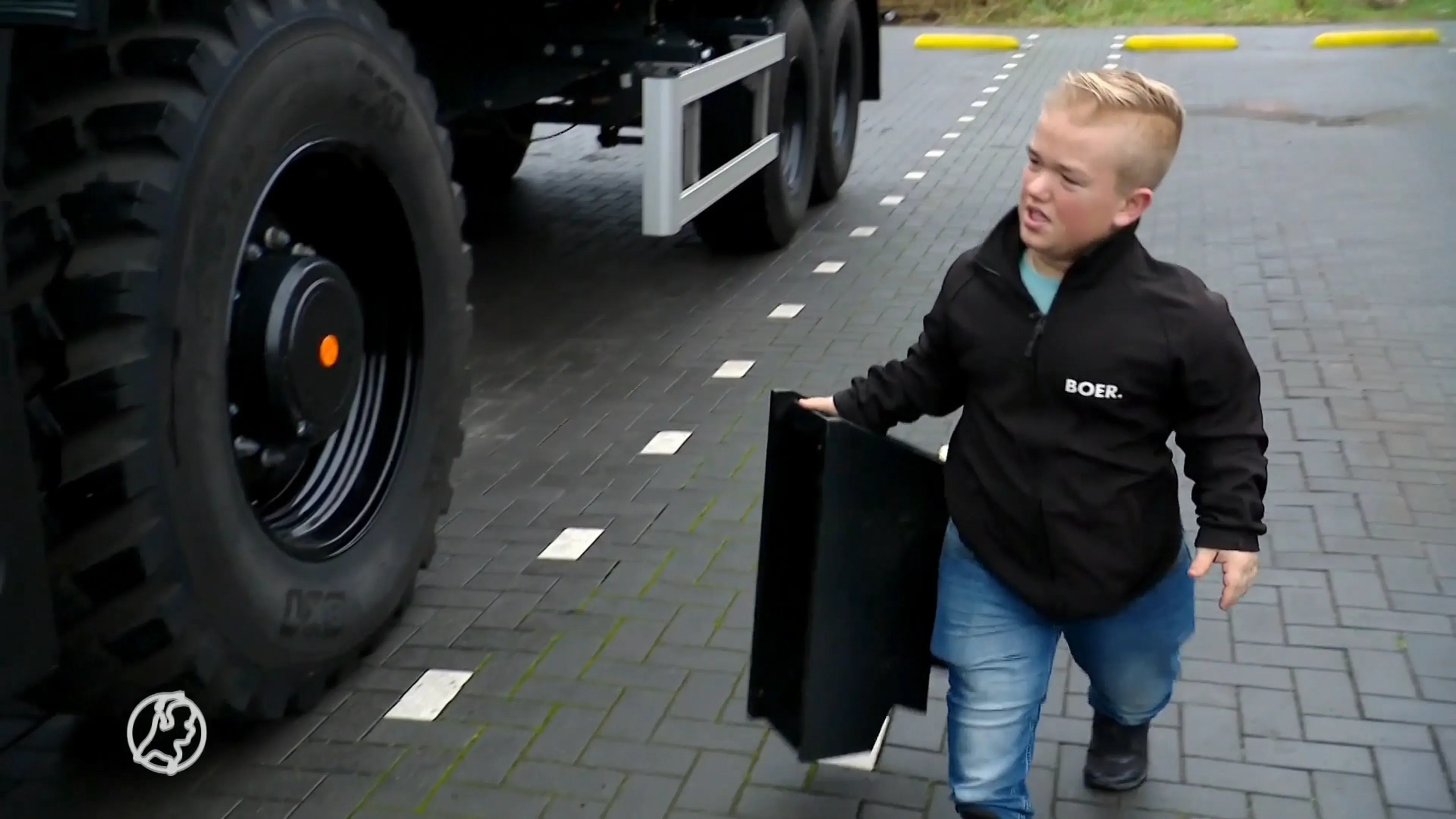Matthijs heeft skeletdysplasie en is eerste met trekkerrijbewijs