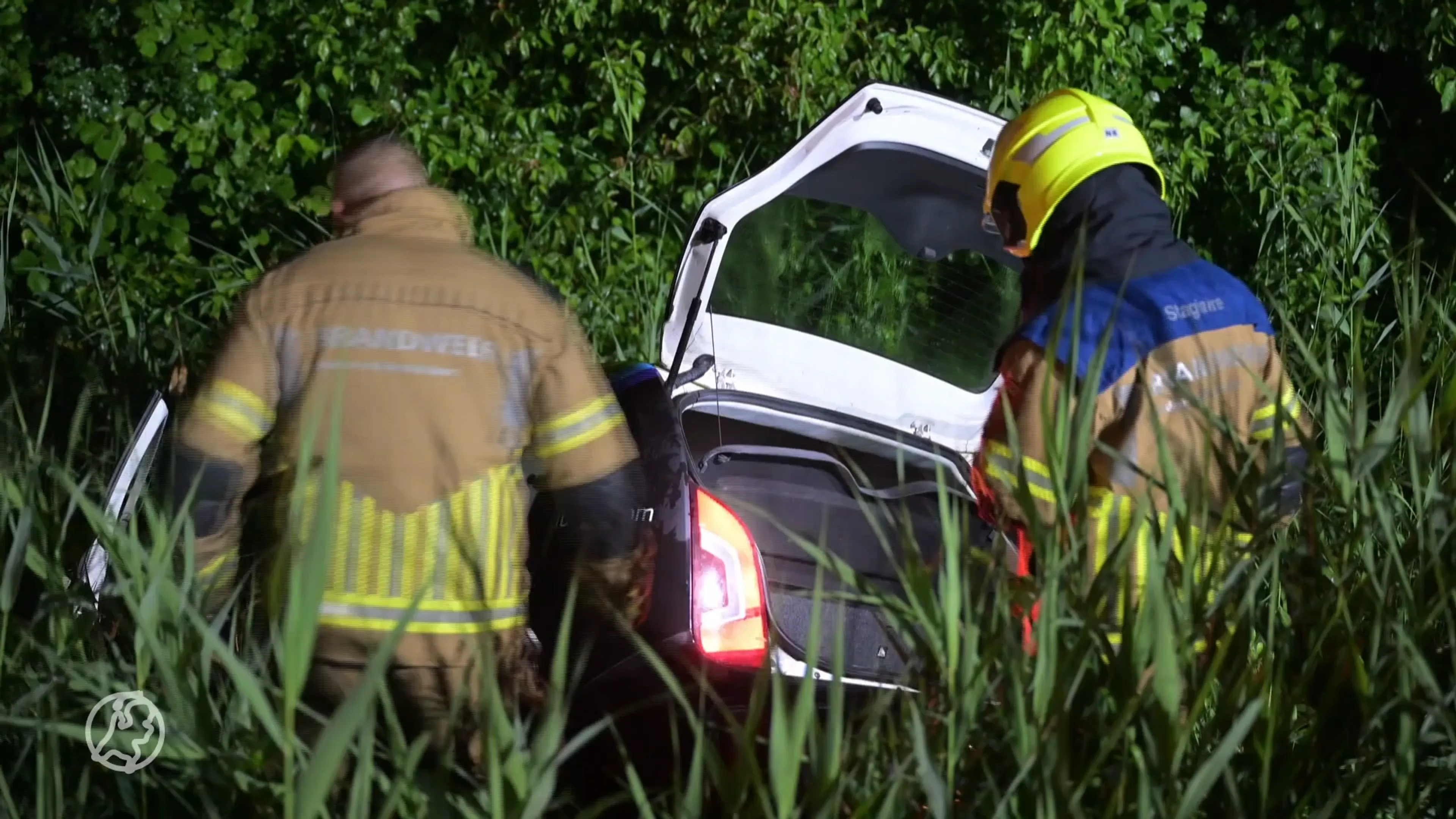 Auto in sloot: 'voorbijganger springt water in en redt bestuurder'