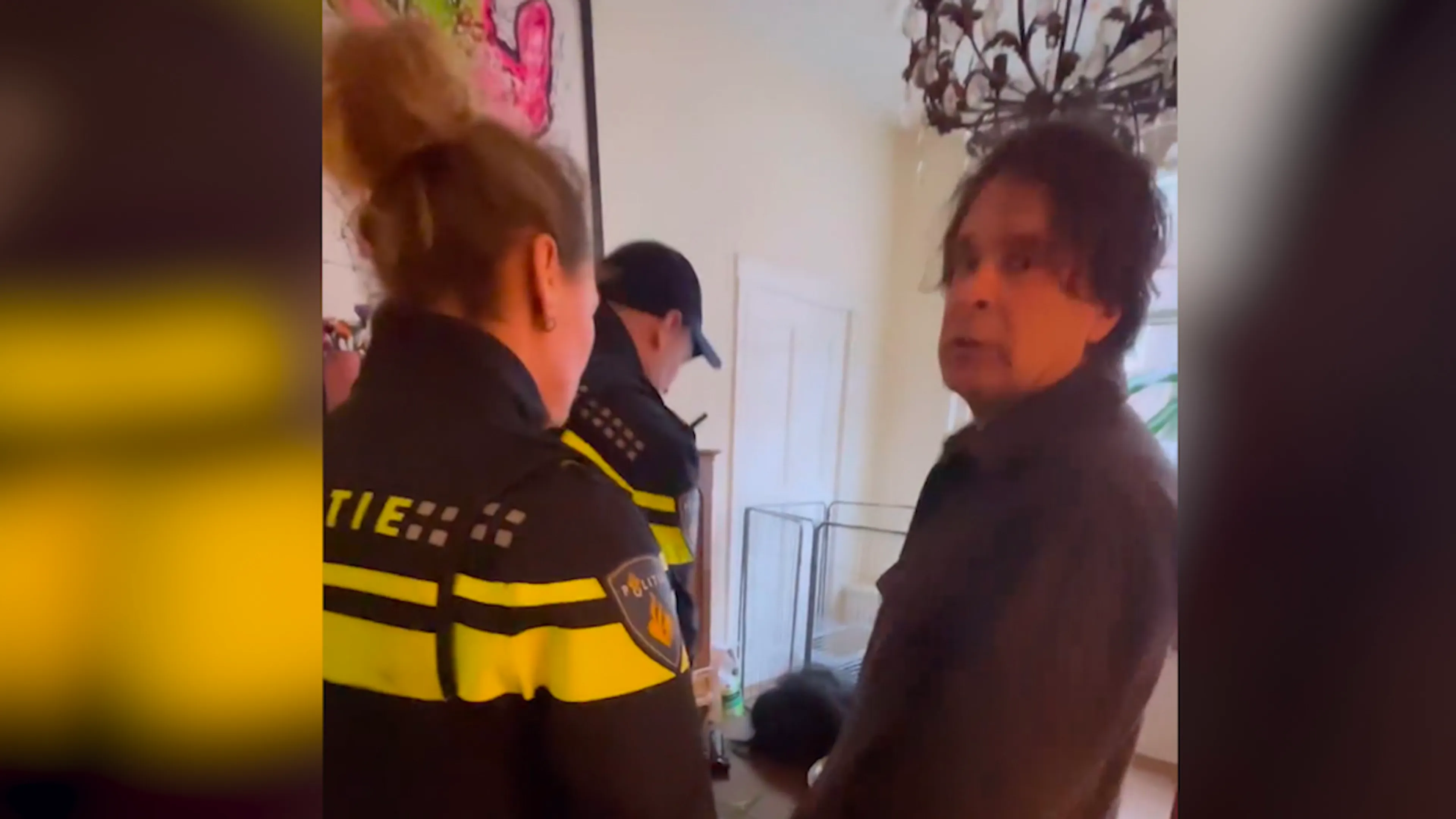 Politie valt binnen bij Hans Teeuwen