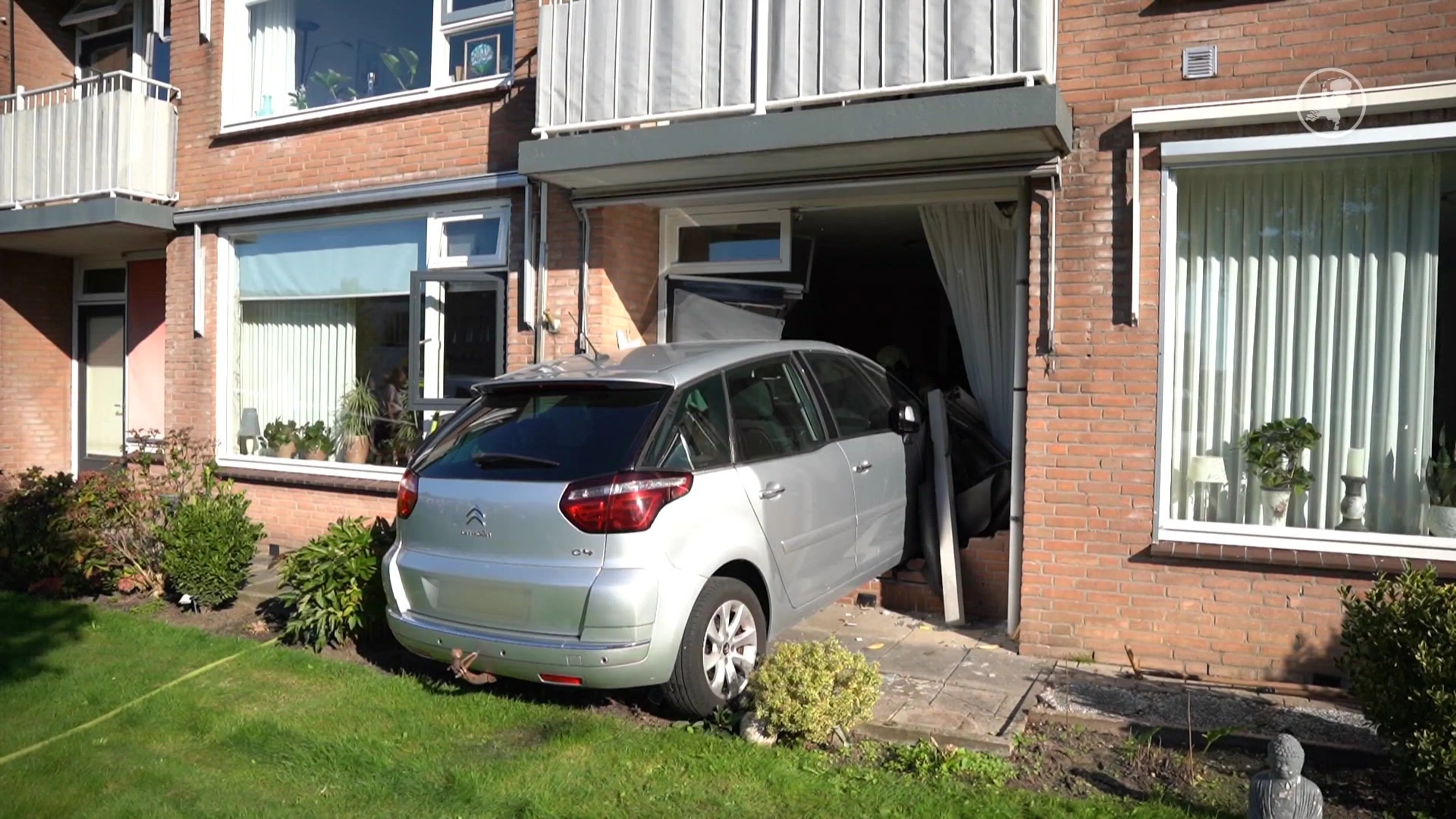 Automobilist rijdt dwars door gevel van woning en belandt in slaapkamer