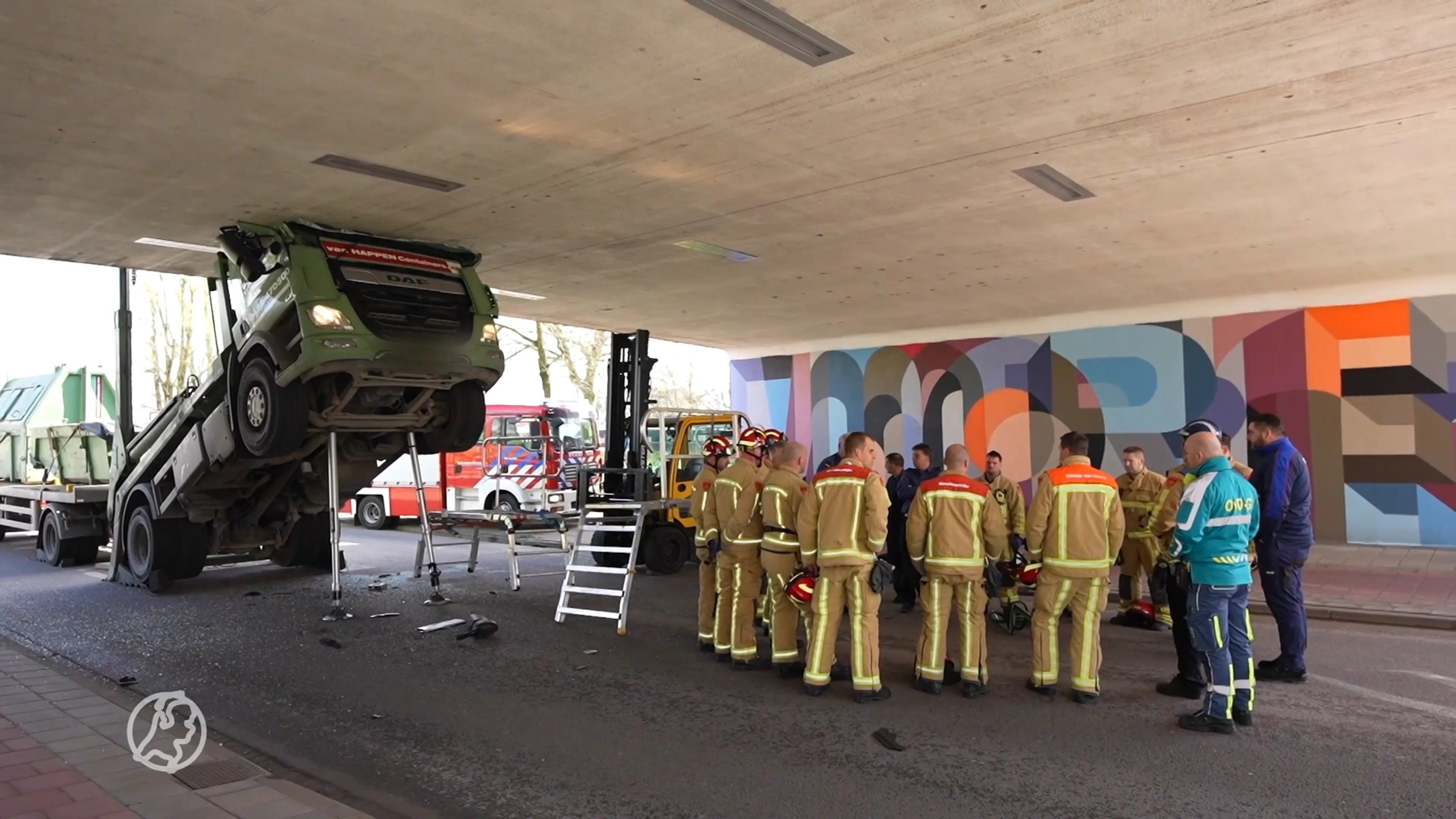 Vrachtwagenchauffeur botst tegen viaduct en rijdt zichzelf klem