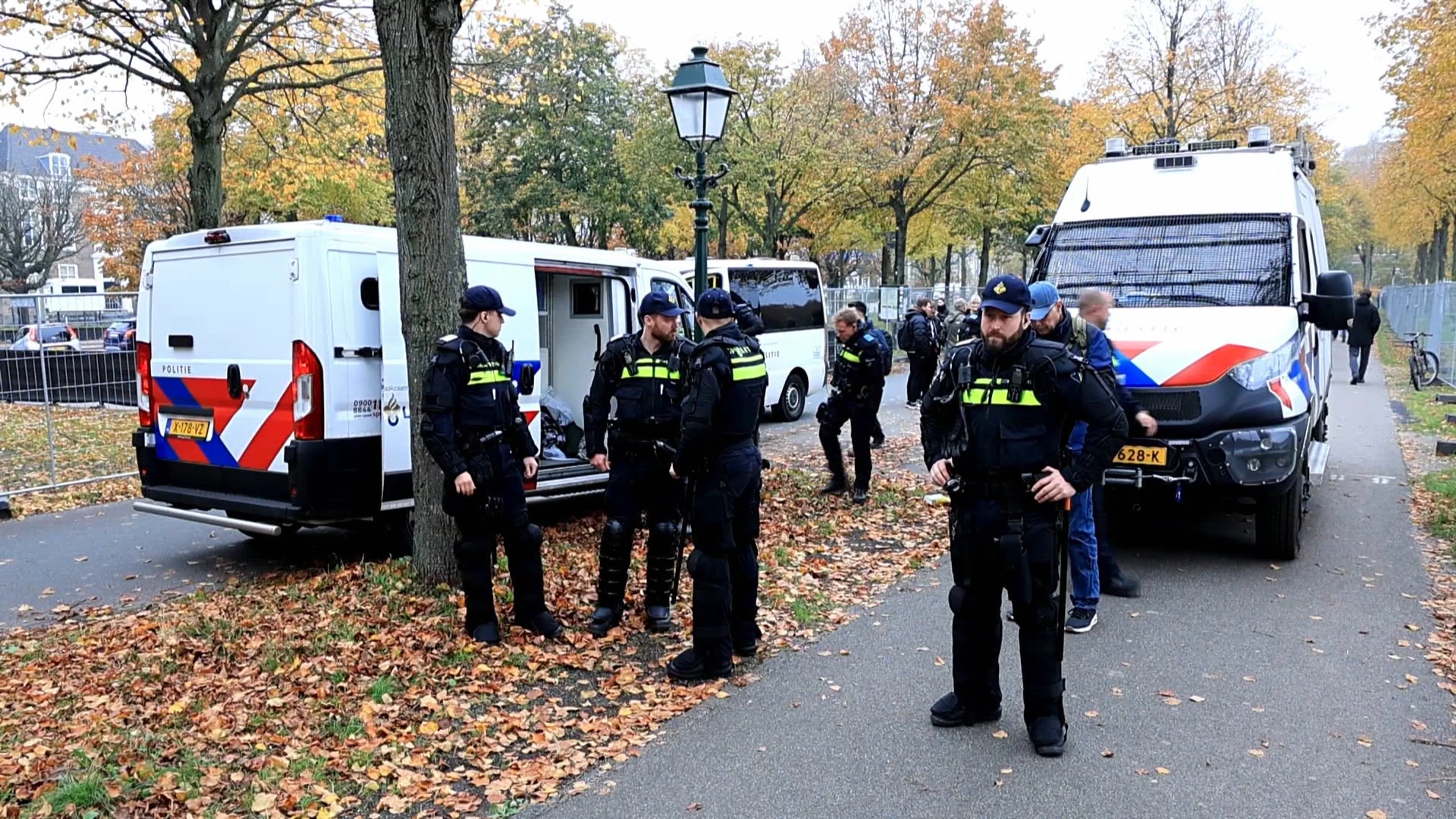 Politie fouilleert en arresteert jongeren bij Malieveld Den Haag