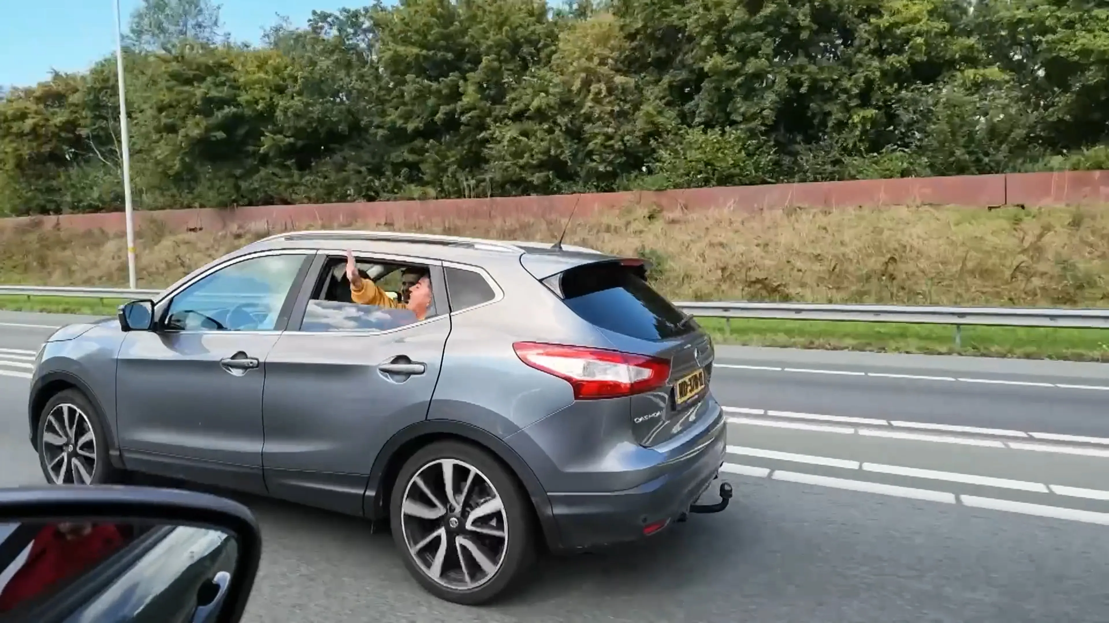 Marco krijgt zijn eigen hit te horen tijdens achtervolging
