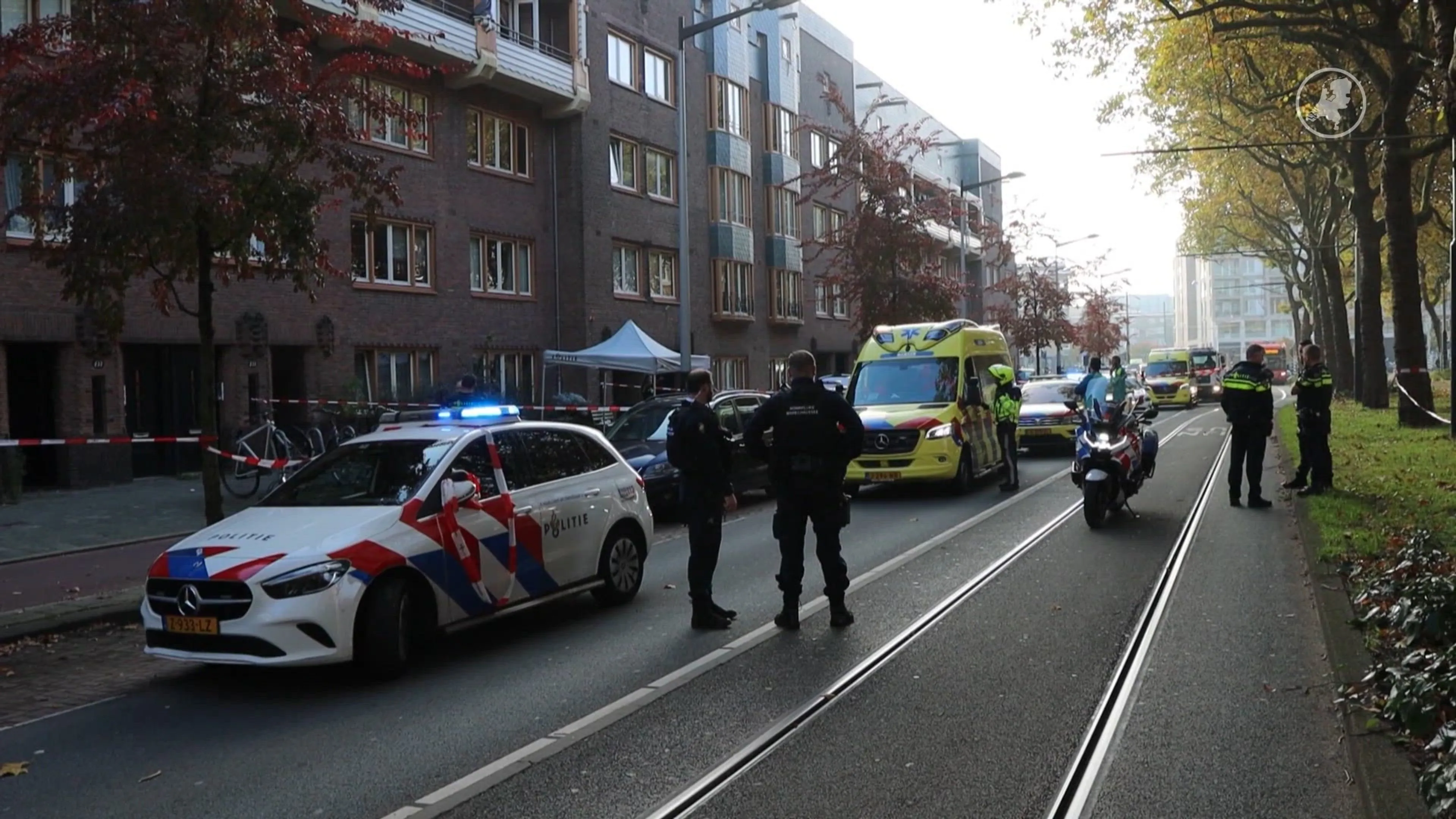 Jongetje (1) valt van drie hoog uit woning in Amsterdam