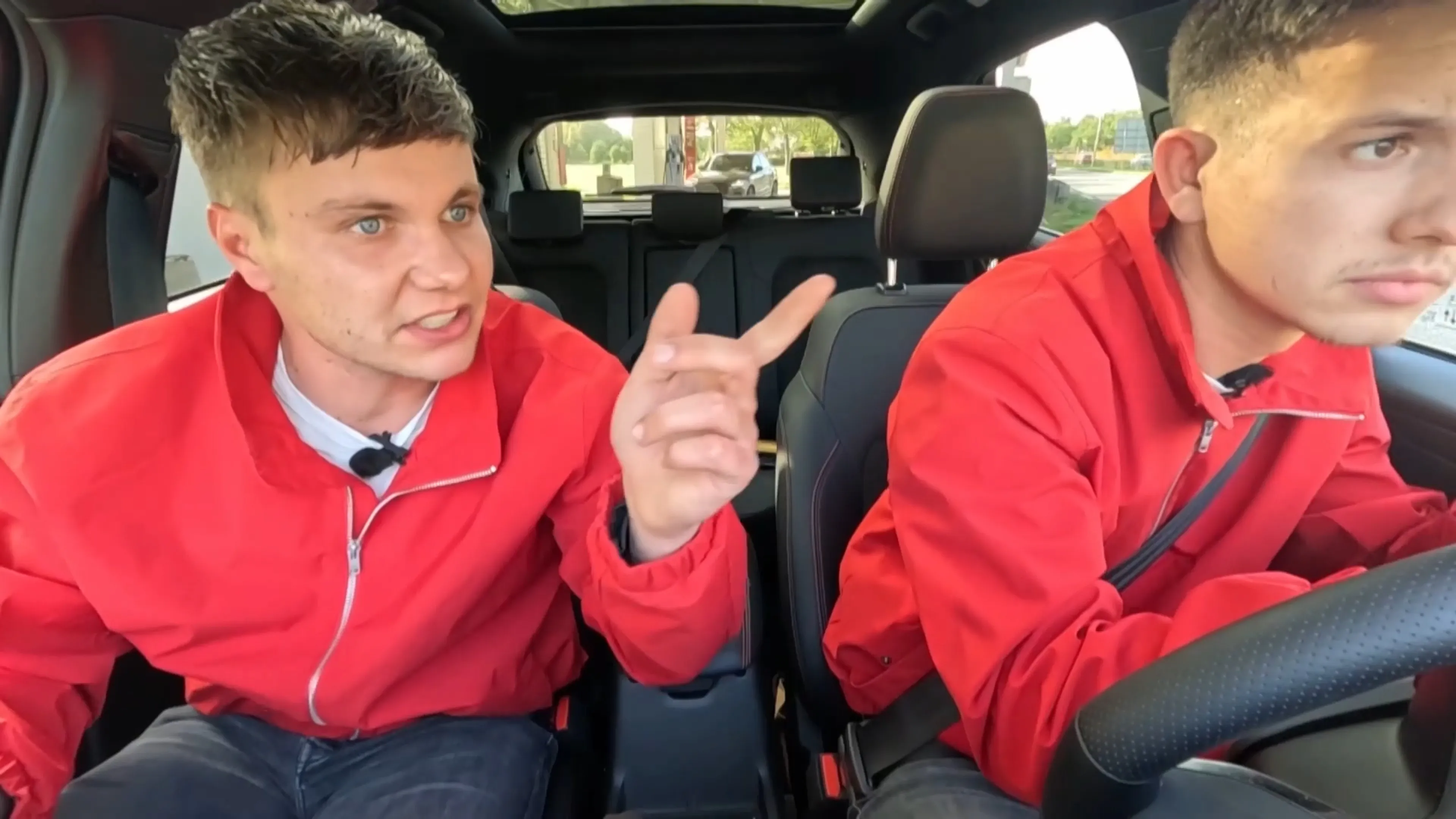 Premiejagers spotten Wendy en Sem van Dijk bij tankstation!