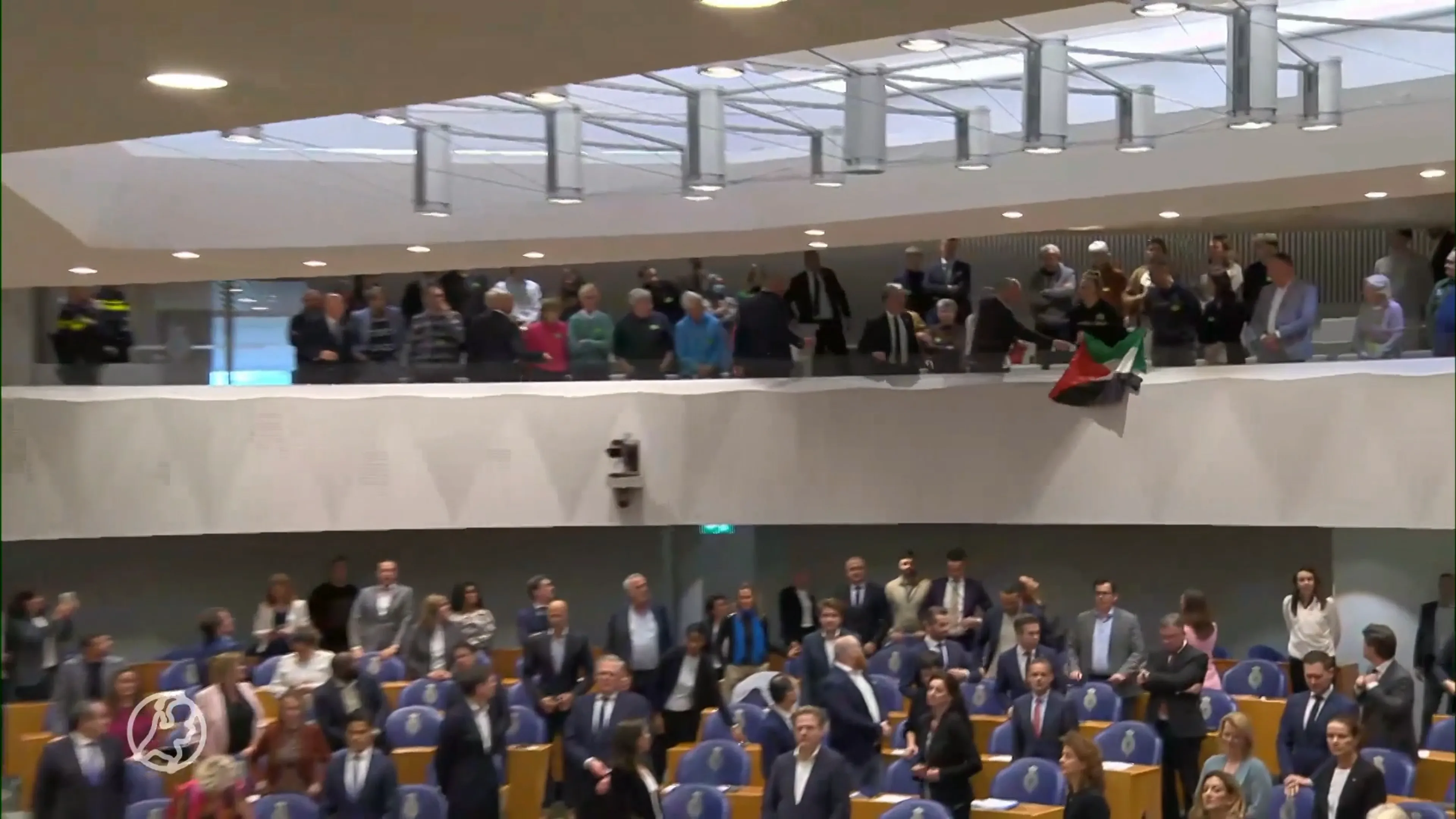 Herdenking van overleden oud-premier Van Agt verstoord door activisten