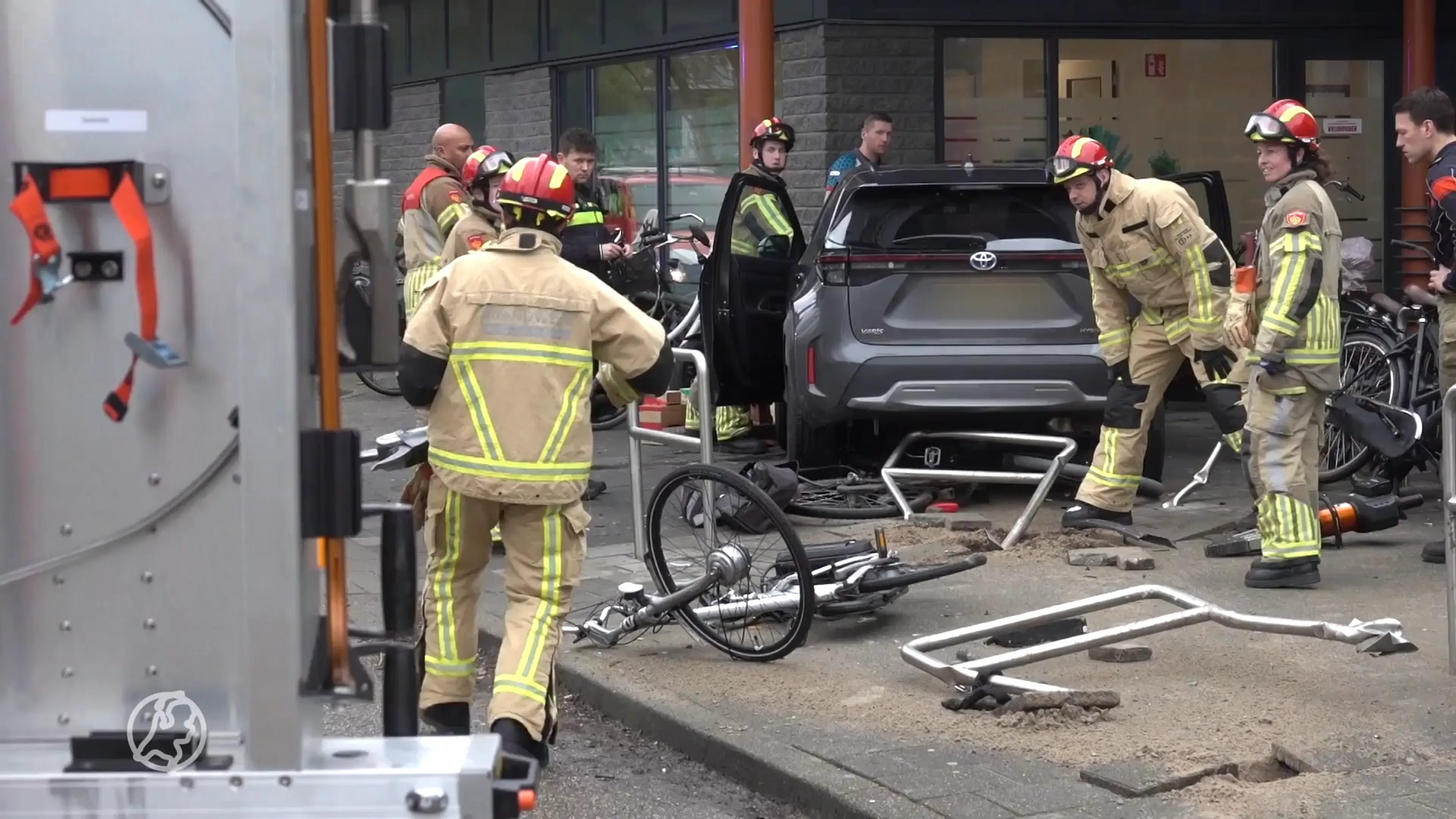 84-jarige bestuurder rijdt dwars door fietsenrek in Purmerend, vrouw (77) raakt gewond