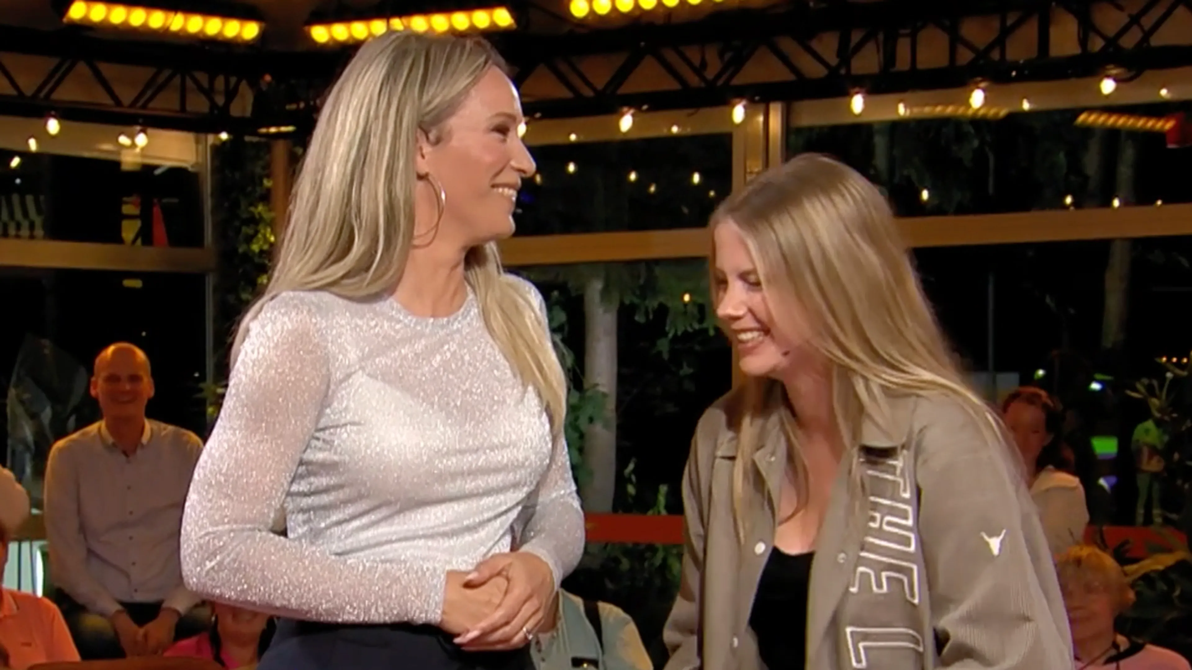 Noa heeft slappe lach tijdens opname van promo met Hélène voor 'Wij Houden van Oranje'