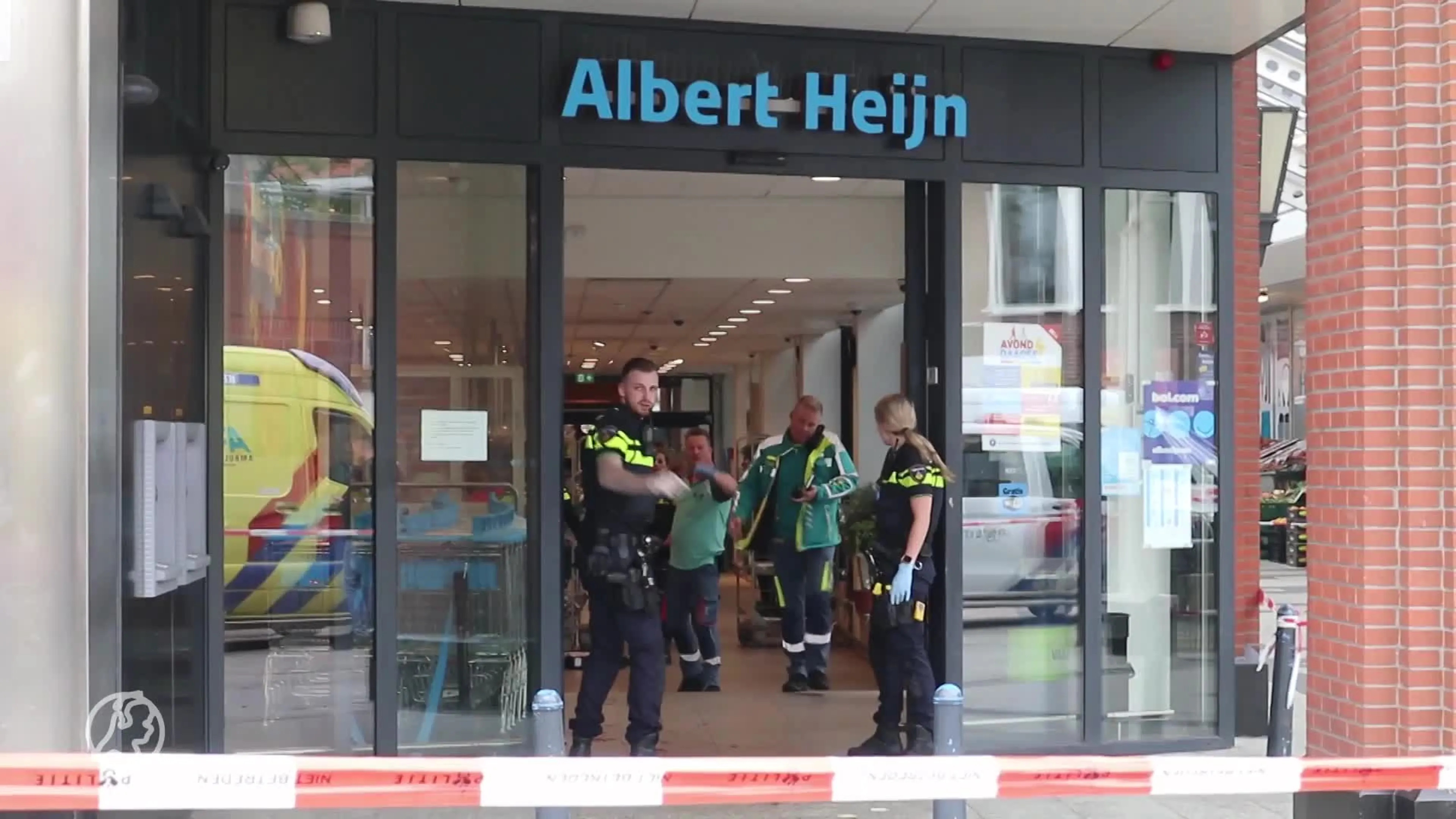 Steekpartij bij Albert Heijn: slachtoffer met nekwond gereanimeerd bij de kassa