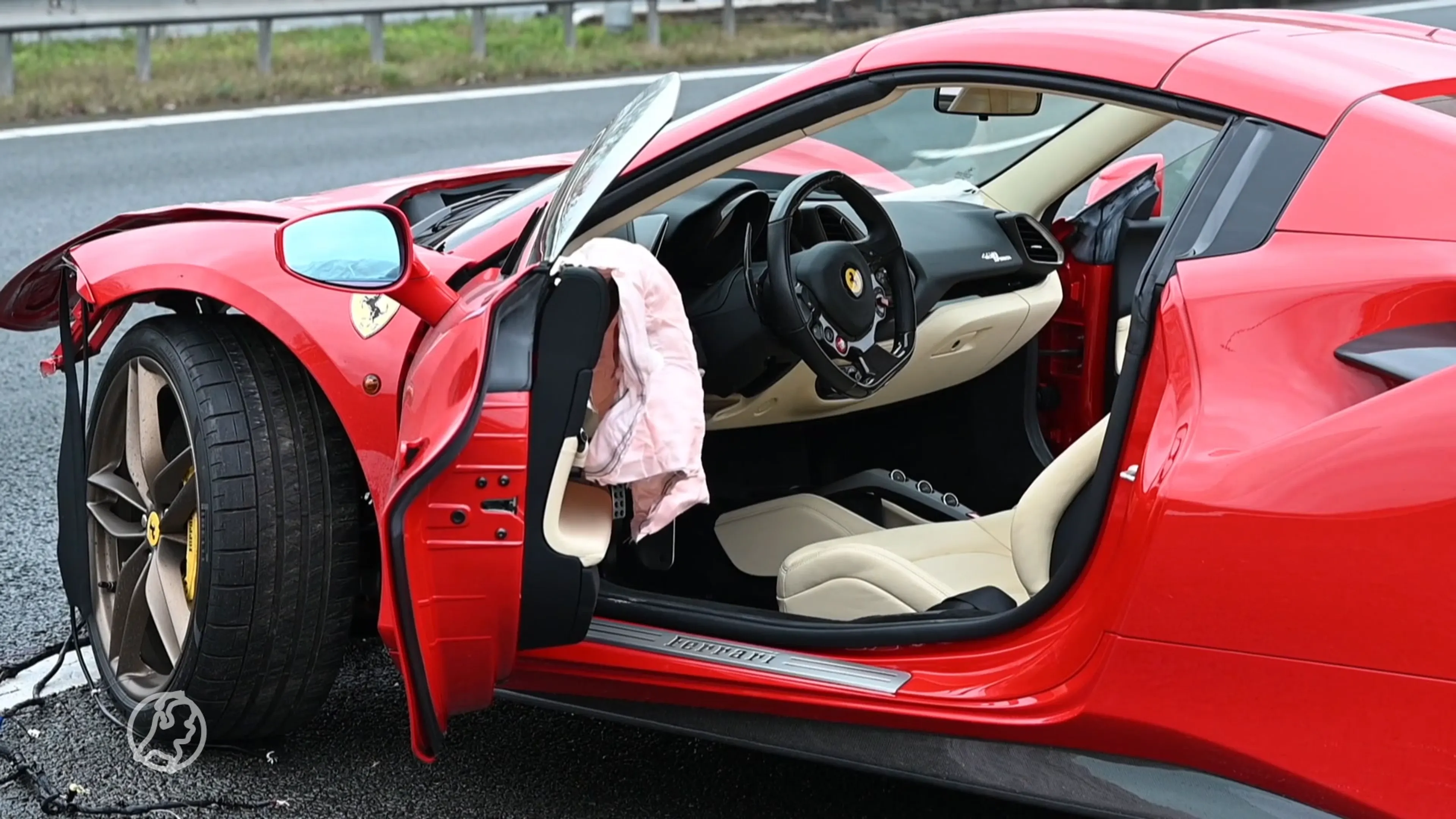 Peperdure Ferrari total loss na crash op A65, twee gewonden