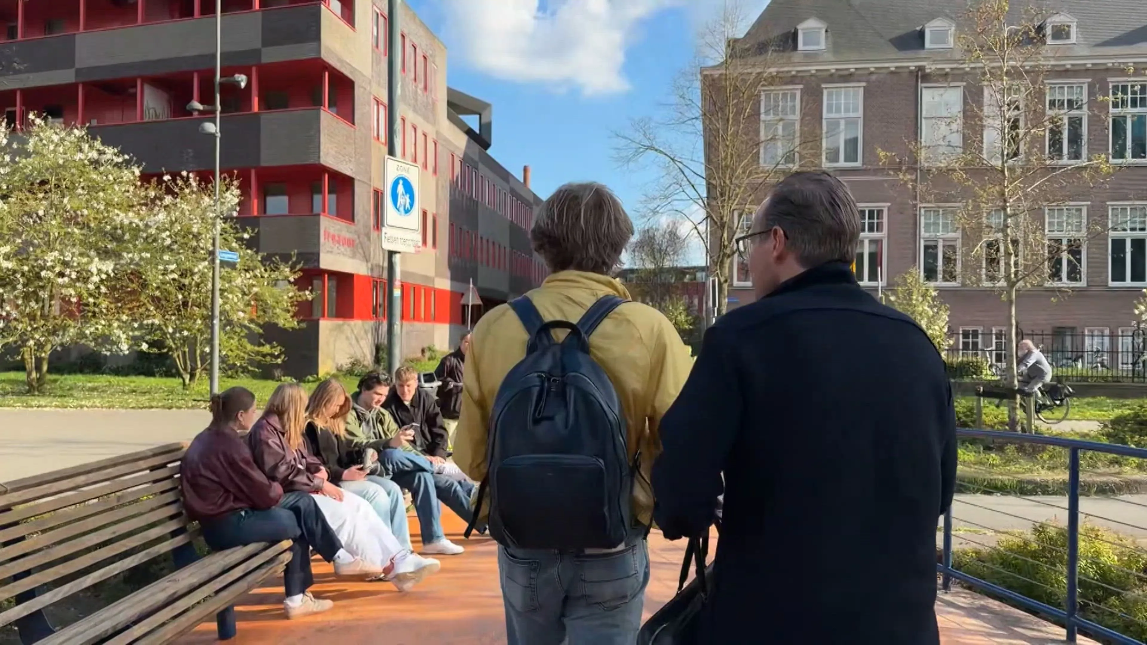 Joris en Maurice spreken groep studenten aan