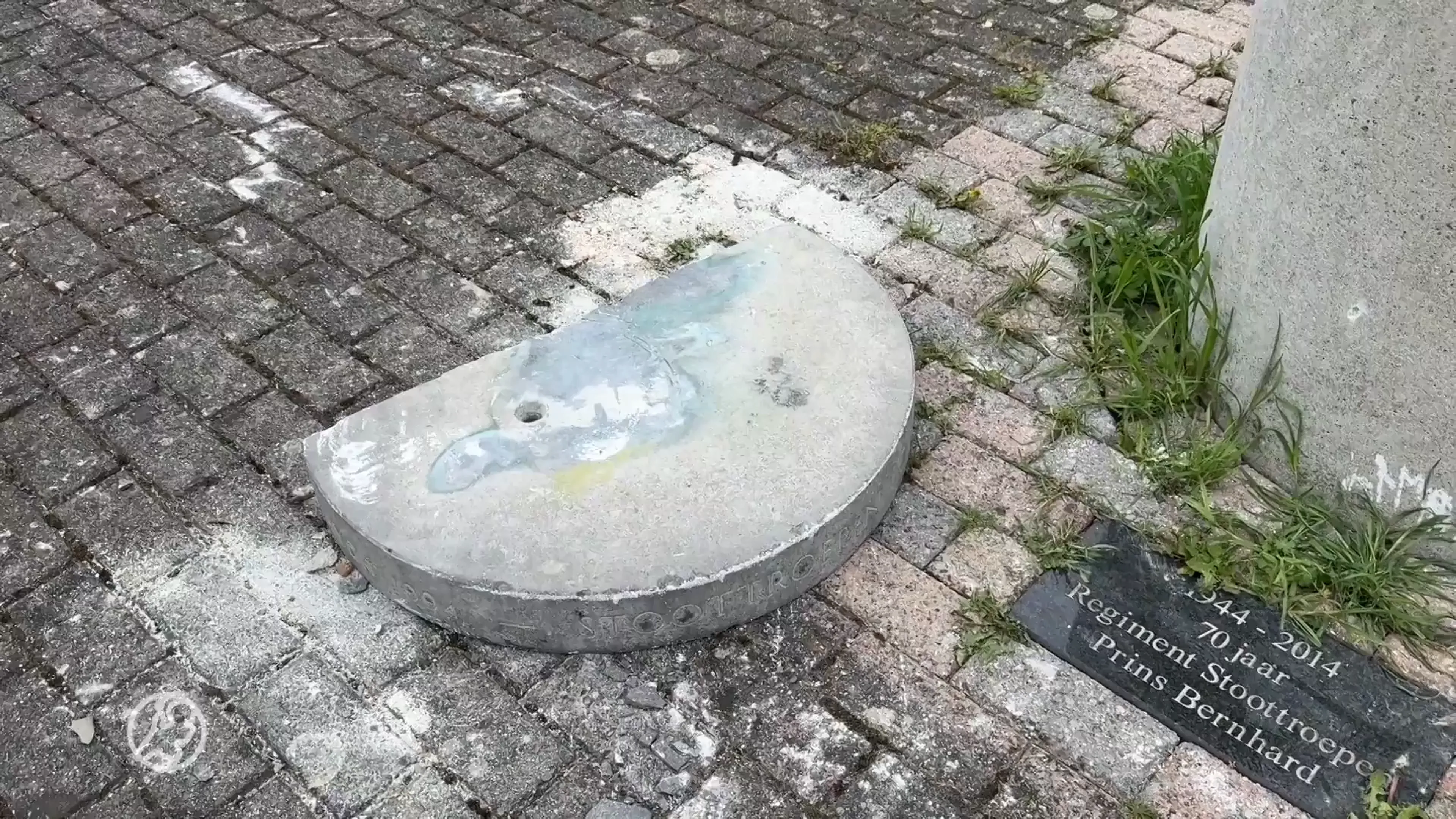 Buurt woest nadat dieven bronzen oorlogsmonument stelen: 'Jammer genoeg gaskamers gemist'