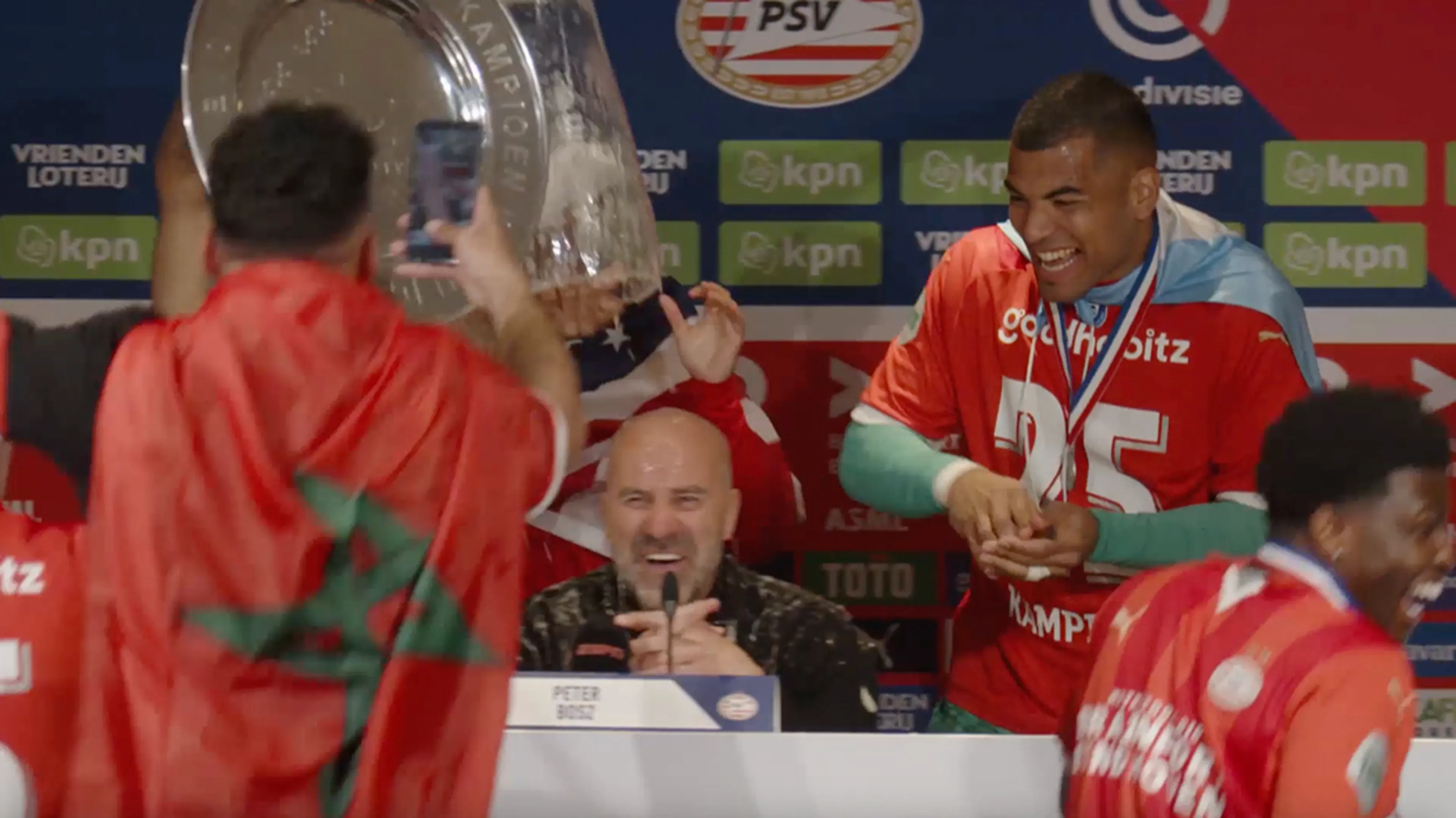 Héérlijke beelden: PSV-spelers bezorgen Bosz bierdouche op persconferentie