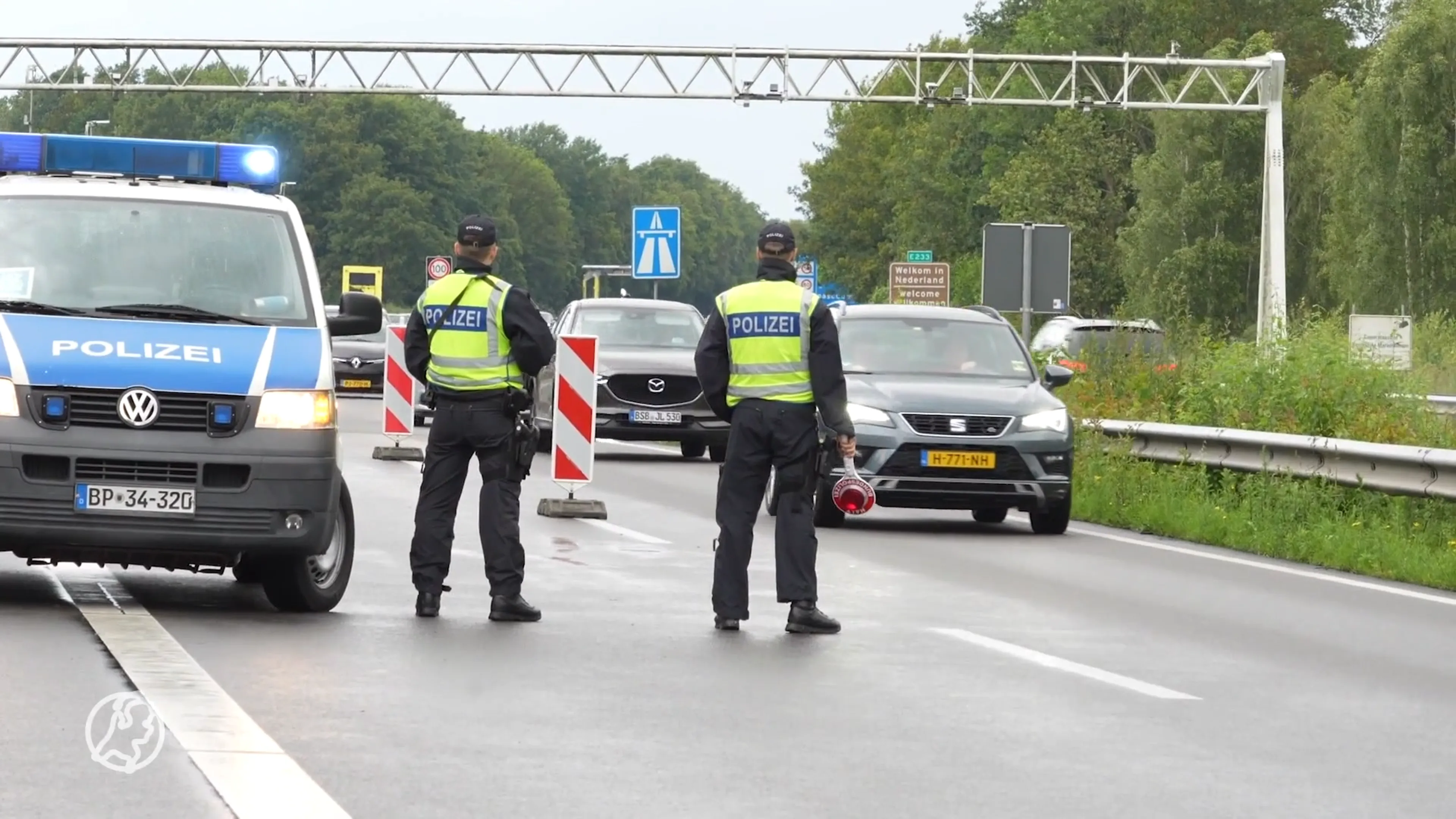 Extra drukte door EK-controles bij grens met Duitsland: 'Fakkels in beslag genomen'
