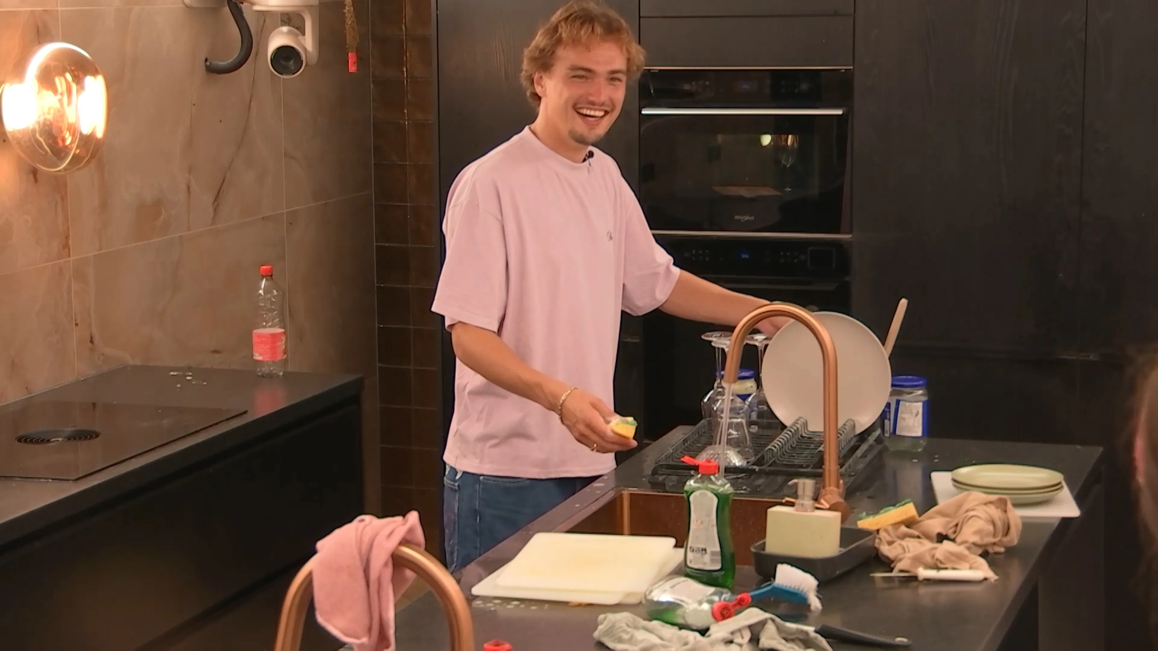 Dennis plaagt Anna Mae nét iets te hard