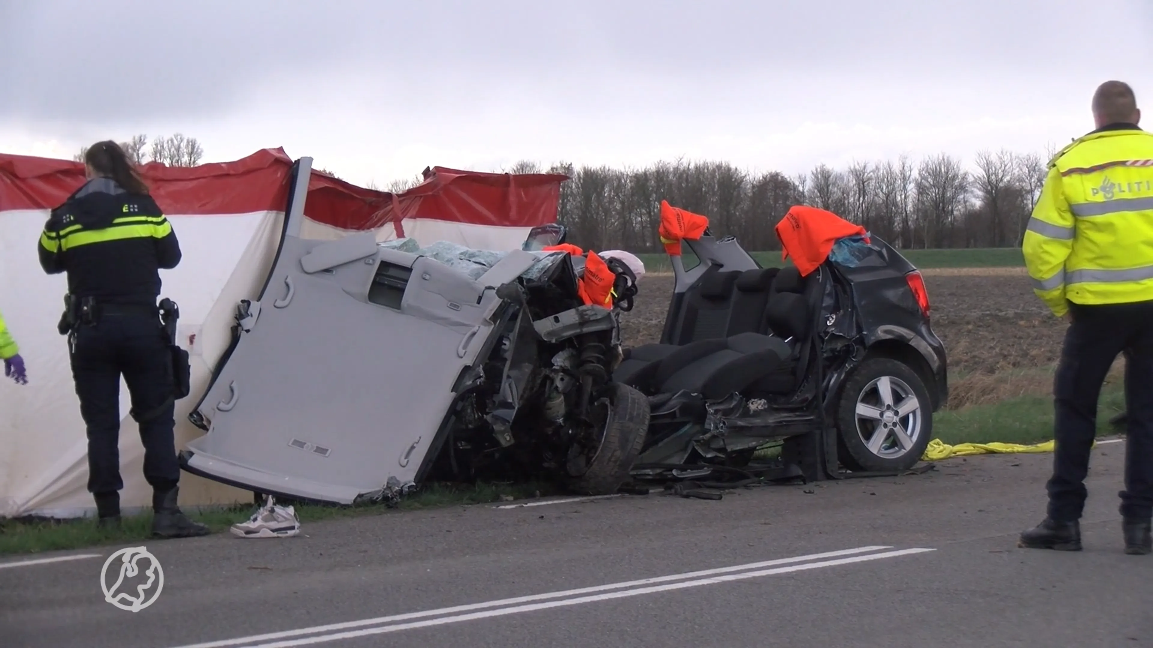 Automobilist zit uur vast in auto na verkeersongeluk in Hengstdijk