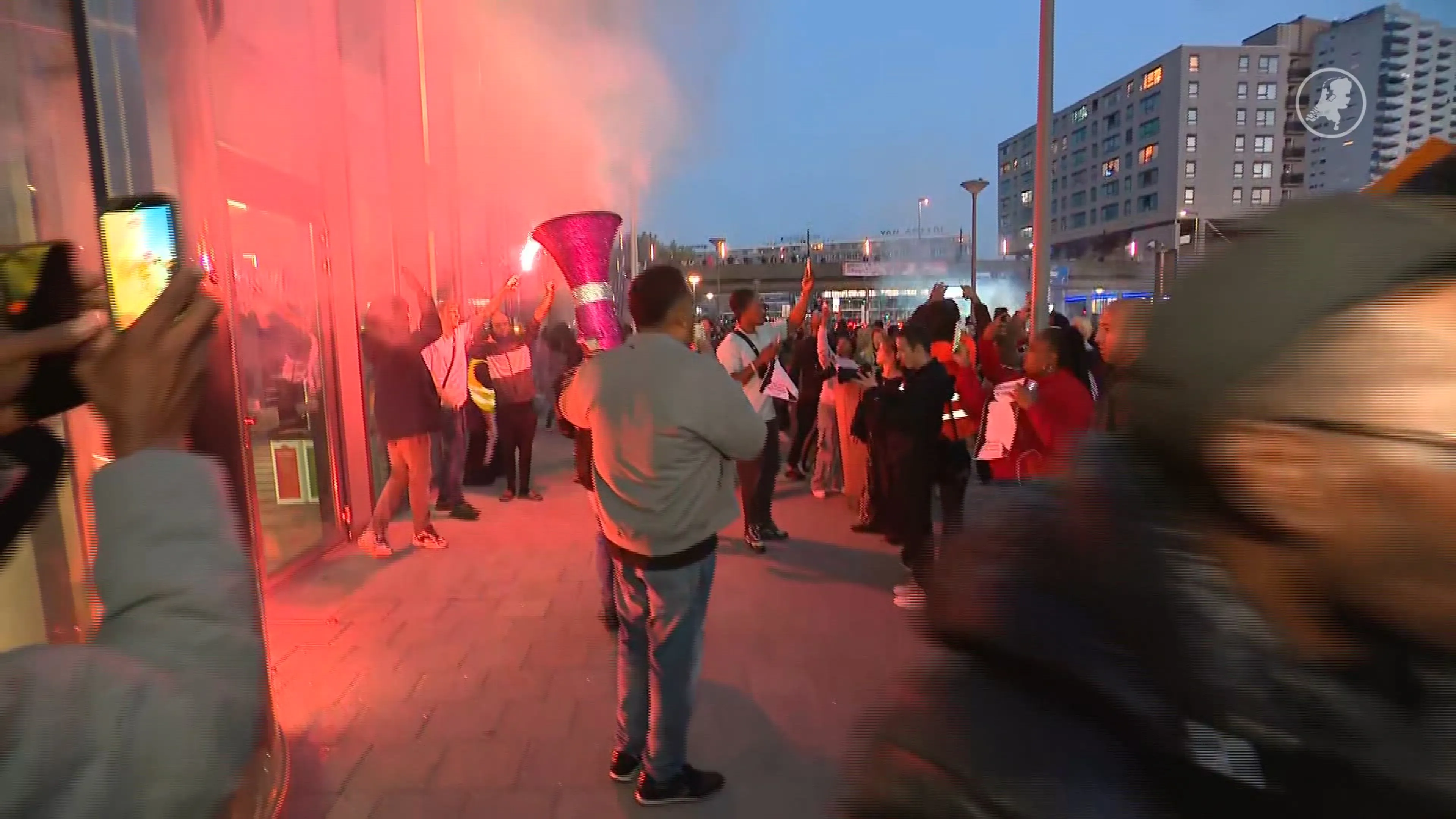Stille tocht voor overleden Alfredo na aanhouding, rookbommen bij politiebureau