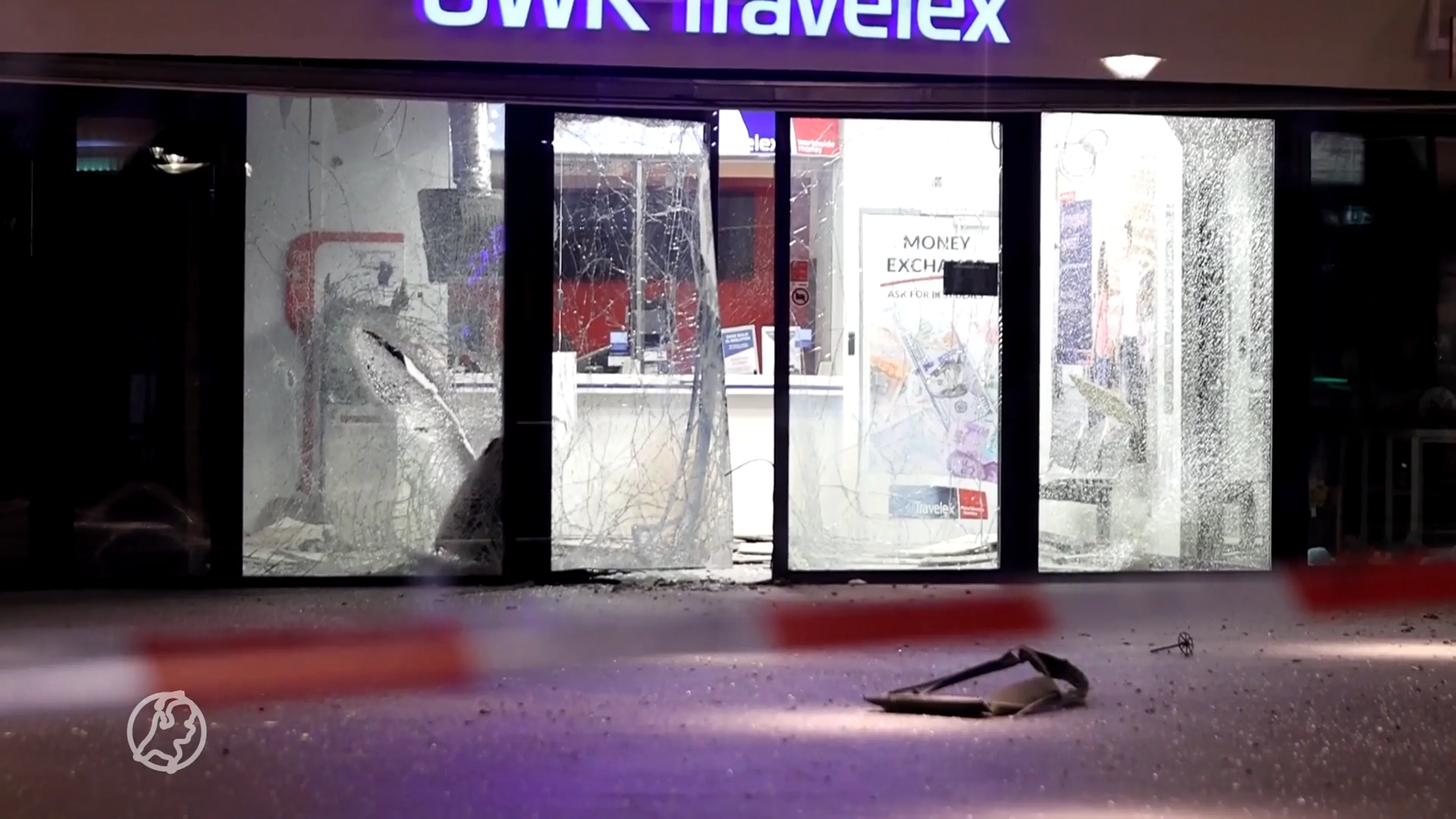 Gewonde en veel schade bij plofkraak geldwisselkantoor in stationshal Delft