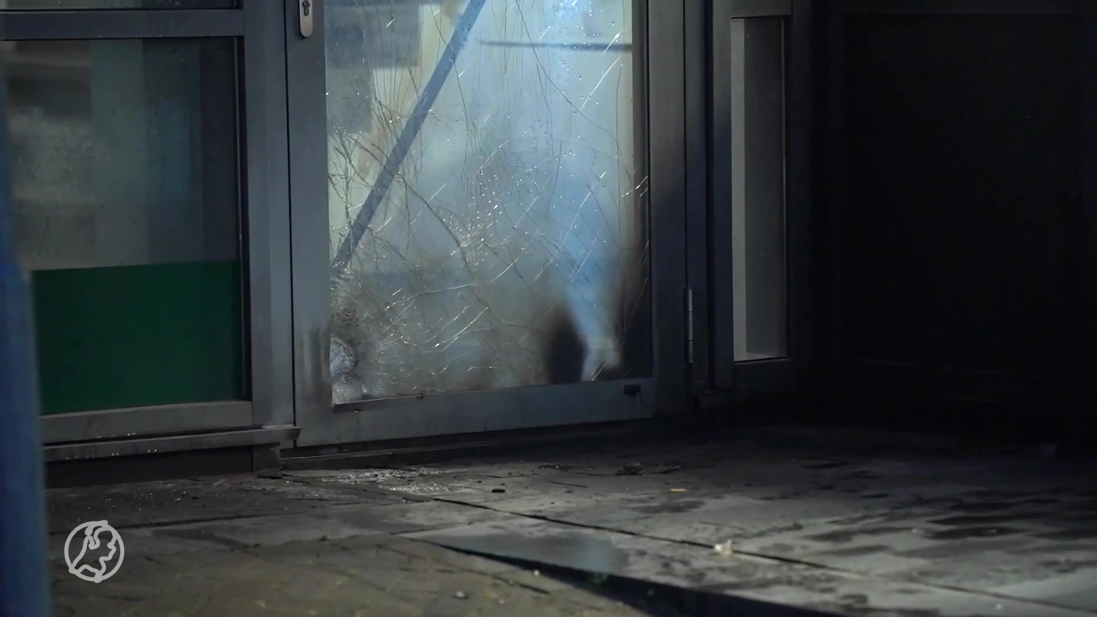 Explosie bij school Rotterdam, hakenkruizen op gevel