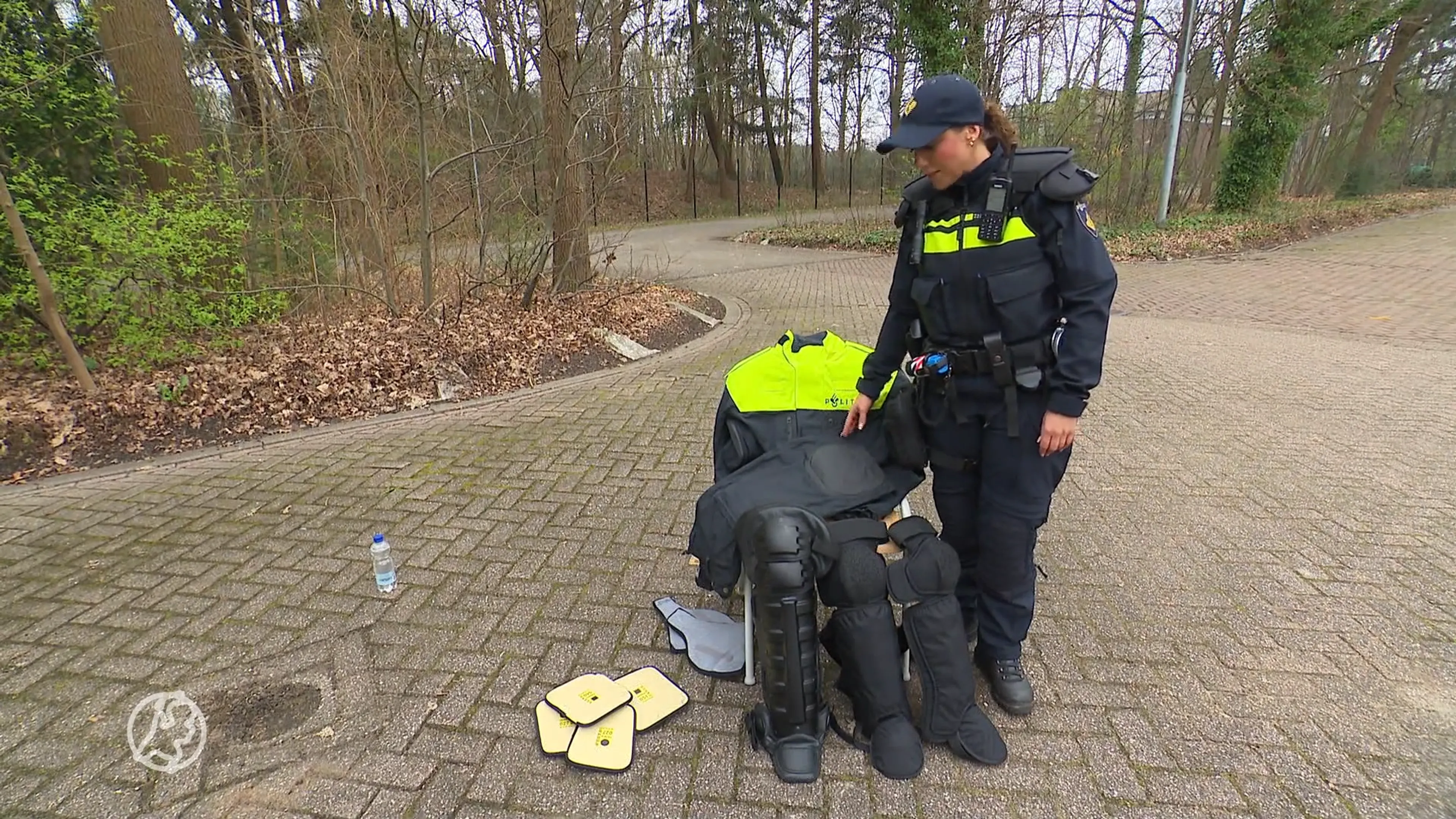 ME'ers laten nieuw uniform zien: 'Betere bescherming bij heftige rellen'