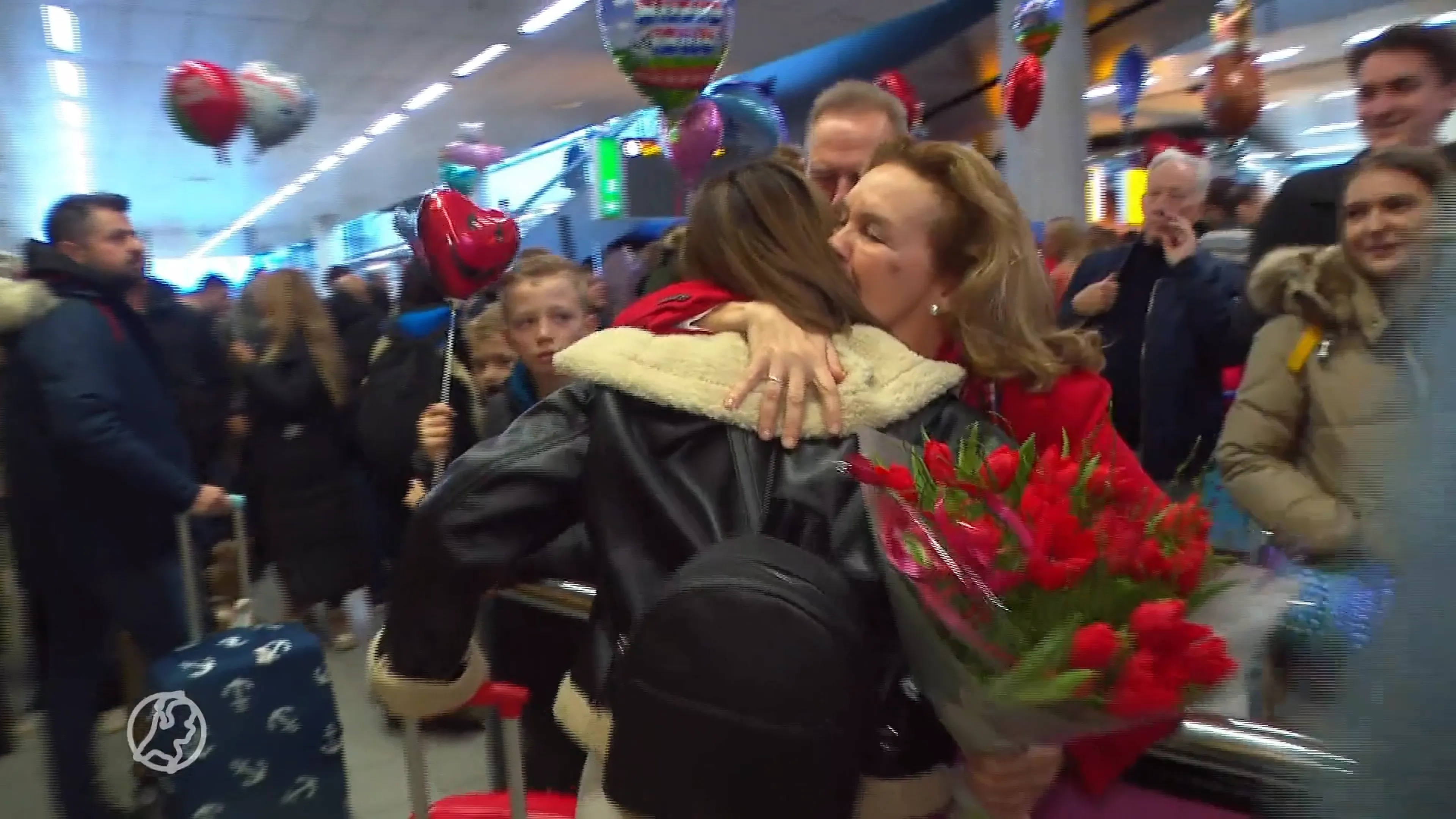 Familieleden vliegen elkaar in de armen op Schiphol