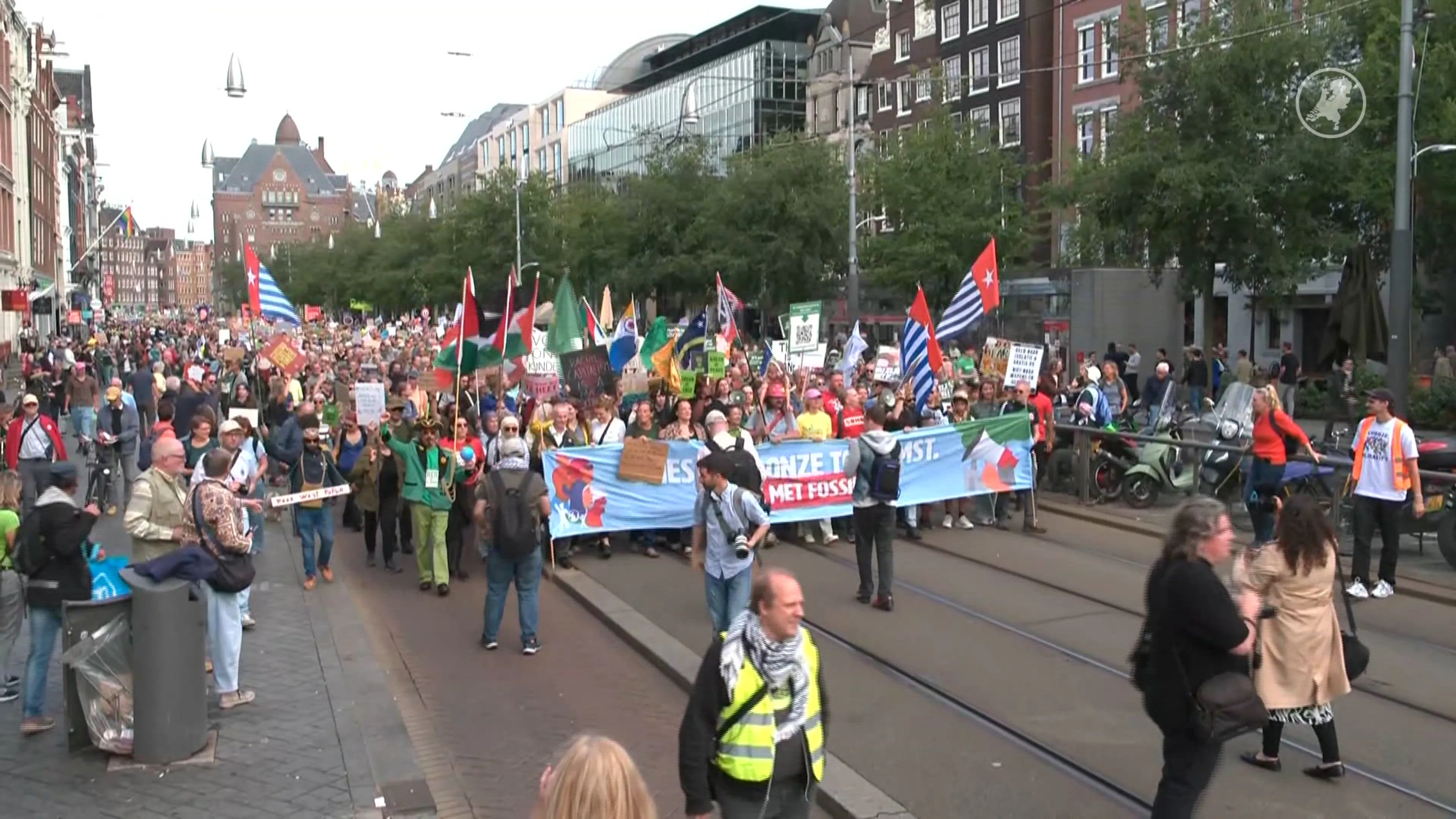 Demonstranten sluiten zich massaal aan bij klimaatmars in Amsterdam