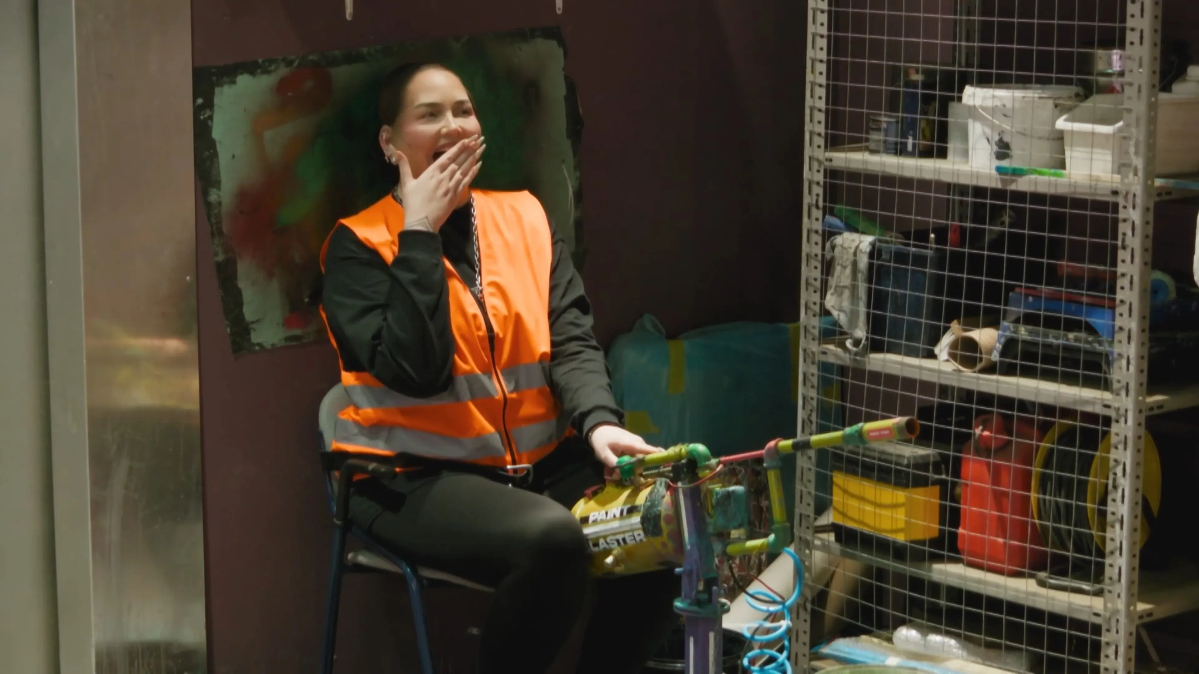 Bridget en Nikkie gaan los met het verfkanon