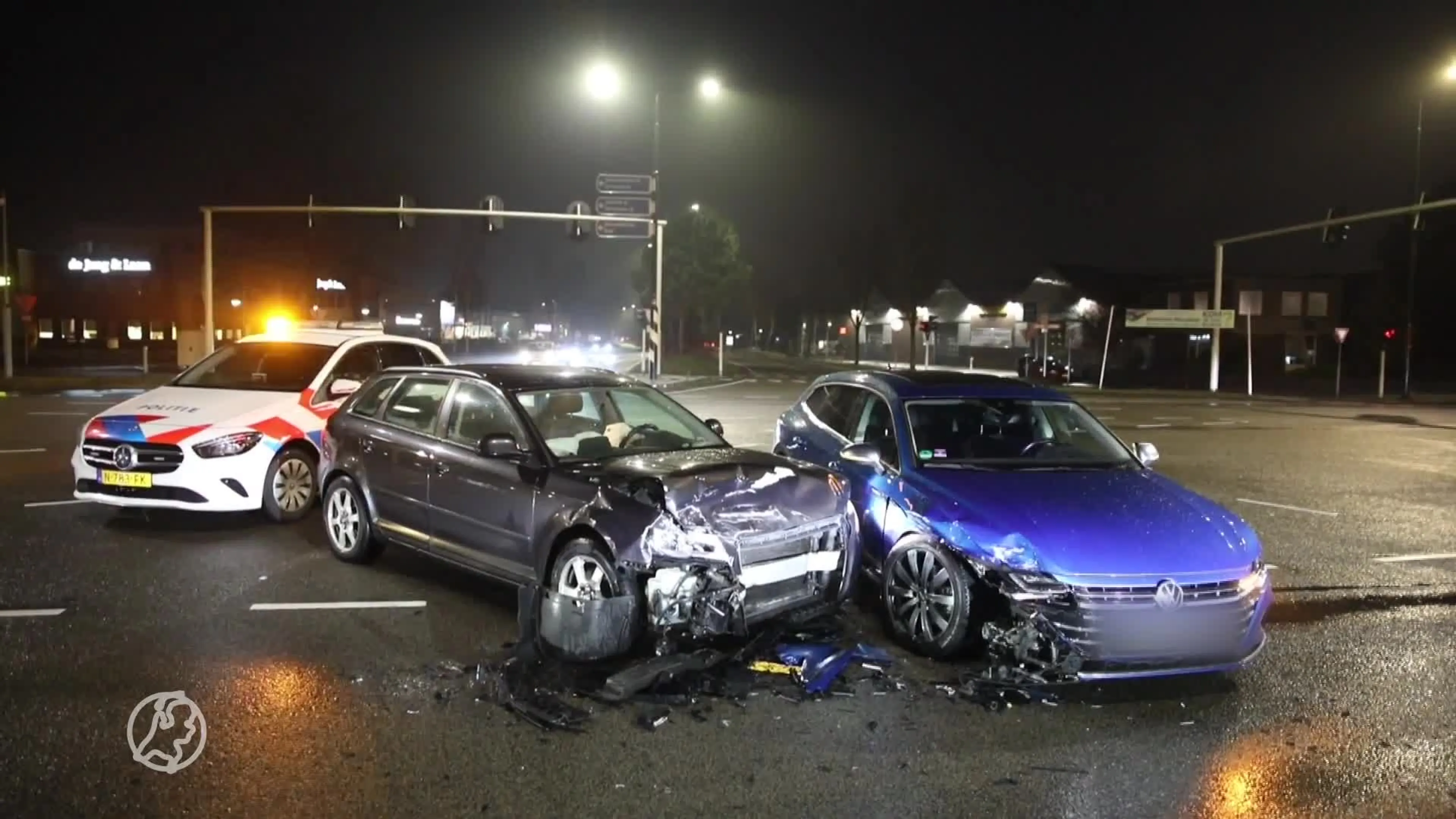 Auto's in kreukels na botsing in Apeldoorn