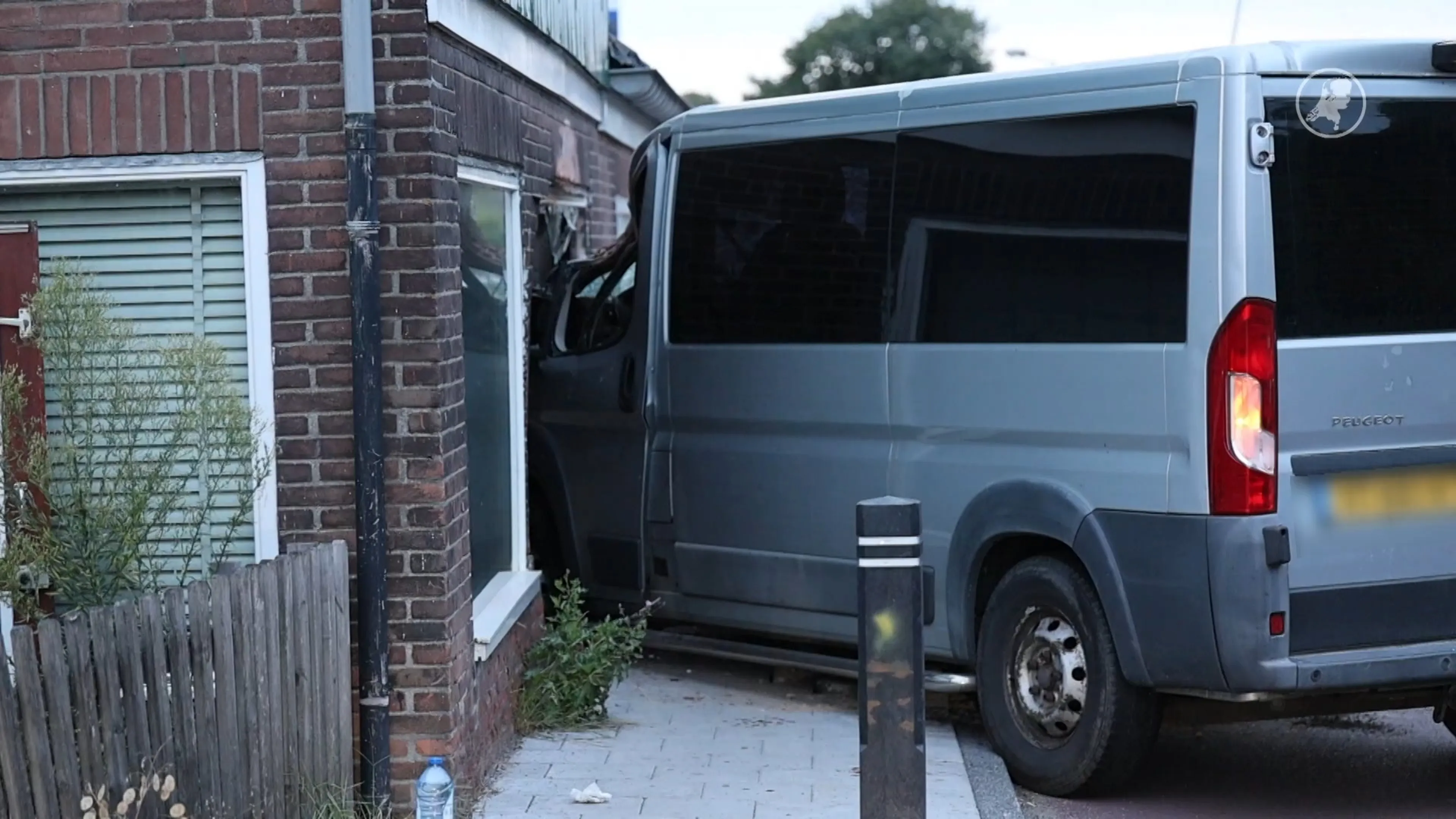 Bestelbus rijdt woning binnen, schade dag later nog zichtbaar