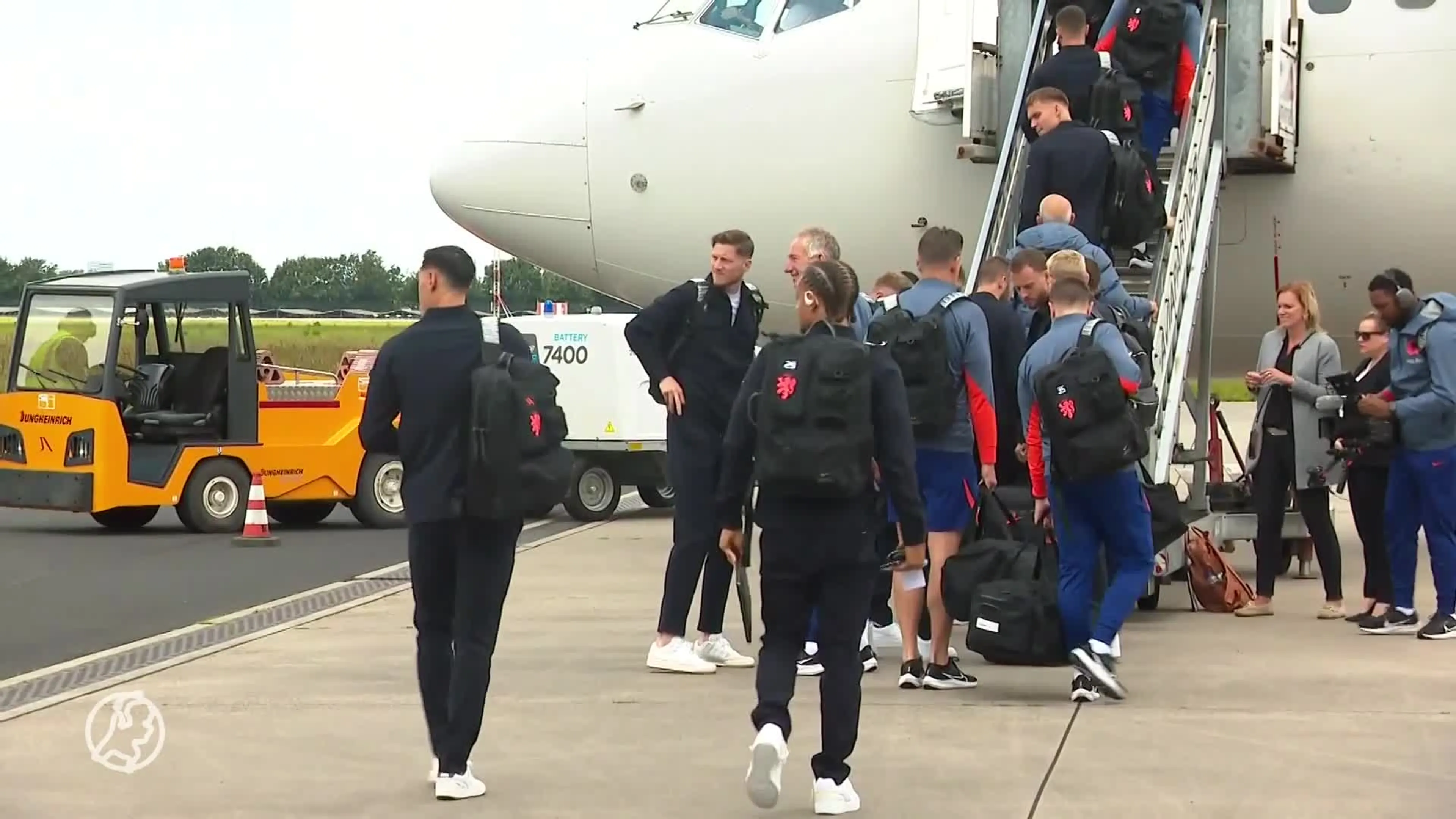 Oranjespelers vertrekken naar Duitsland voor het EK