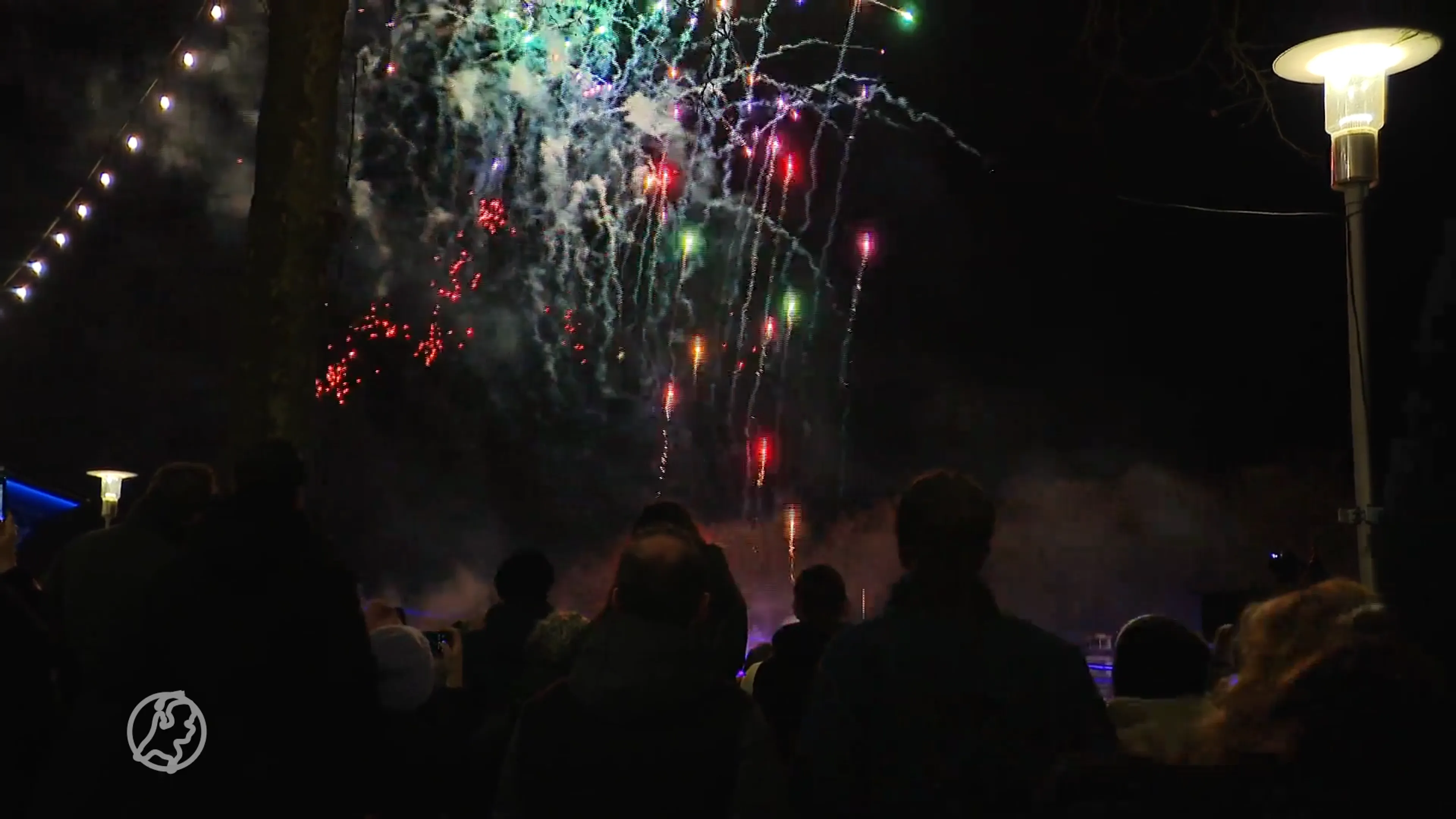 Mensenmassa geniet van uitgestelde vuurwerkshows Tilburg