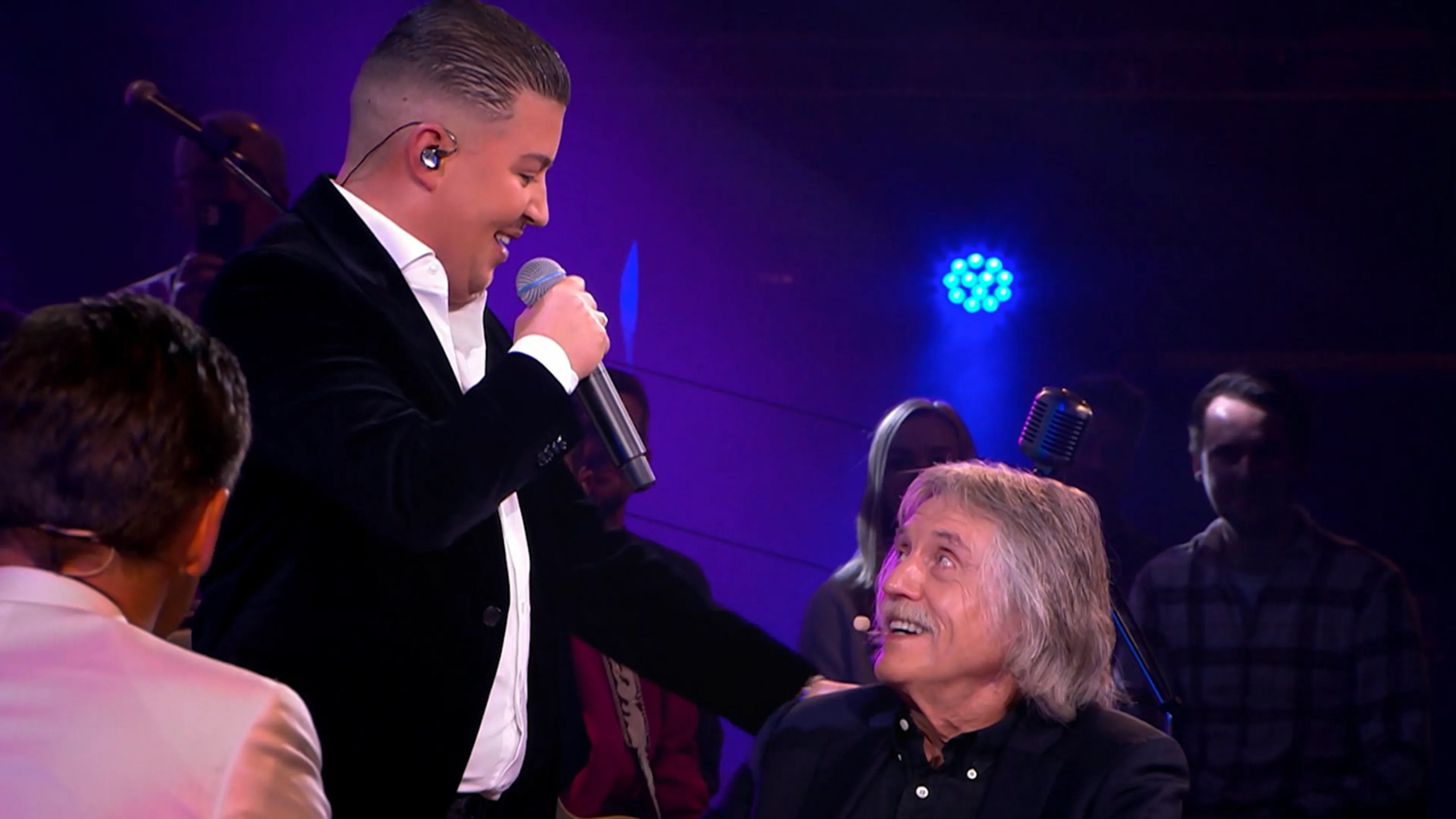 Marco Schuitmaker zingt 'Engelbewaarder' bij Vandaag Inside Oudejaarsspecial: 'Speciaal voor Johan!'