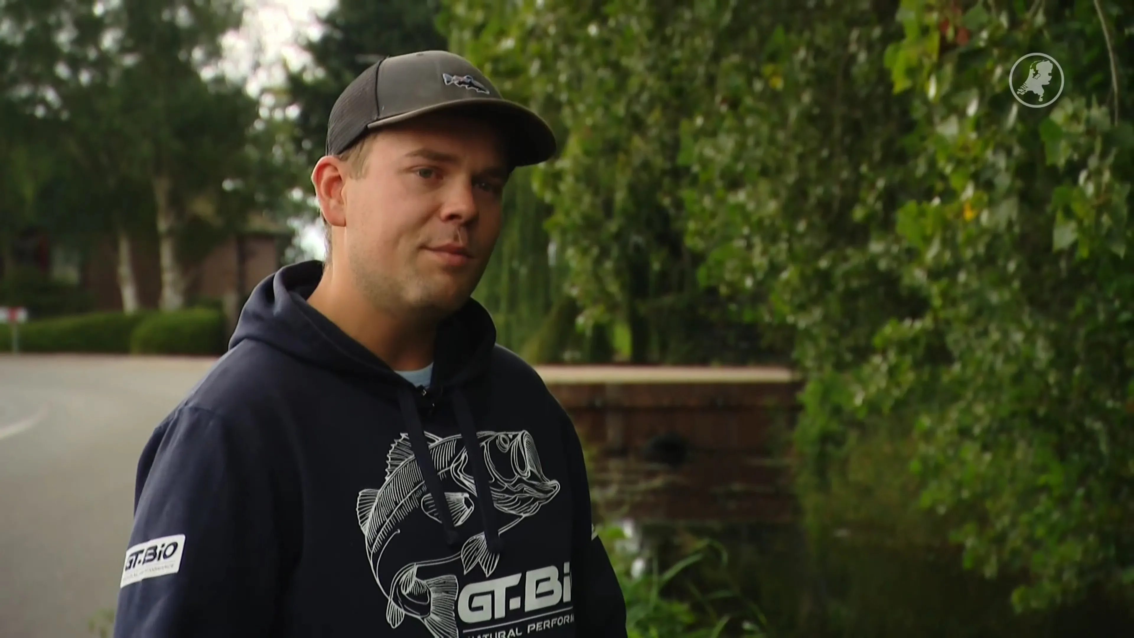 Matthijs (29) redt vrouw uit auto in sloot in Breezand