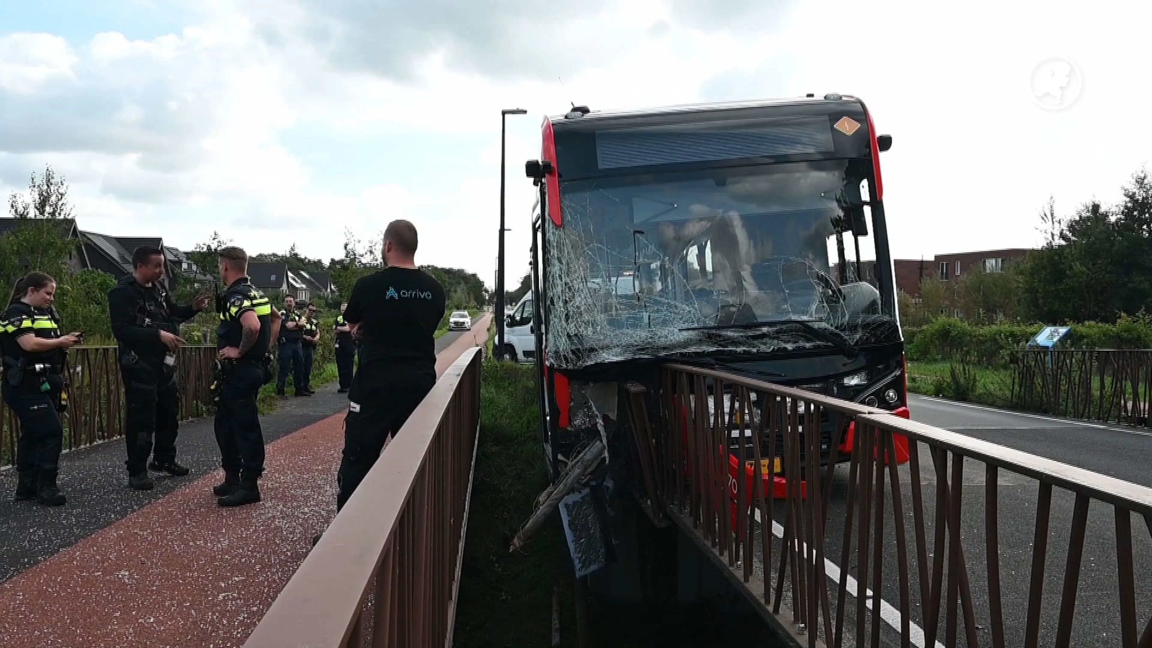 Brugleuning boort zich dwars door stadsbus in Tilburg
