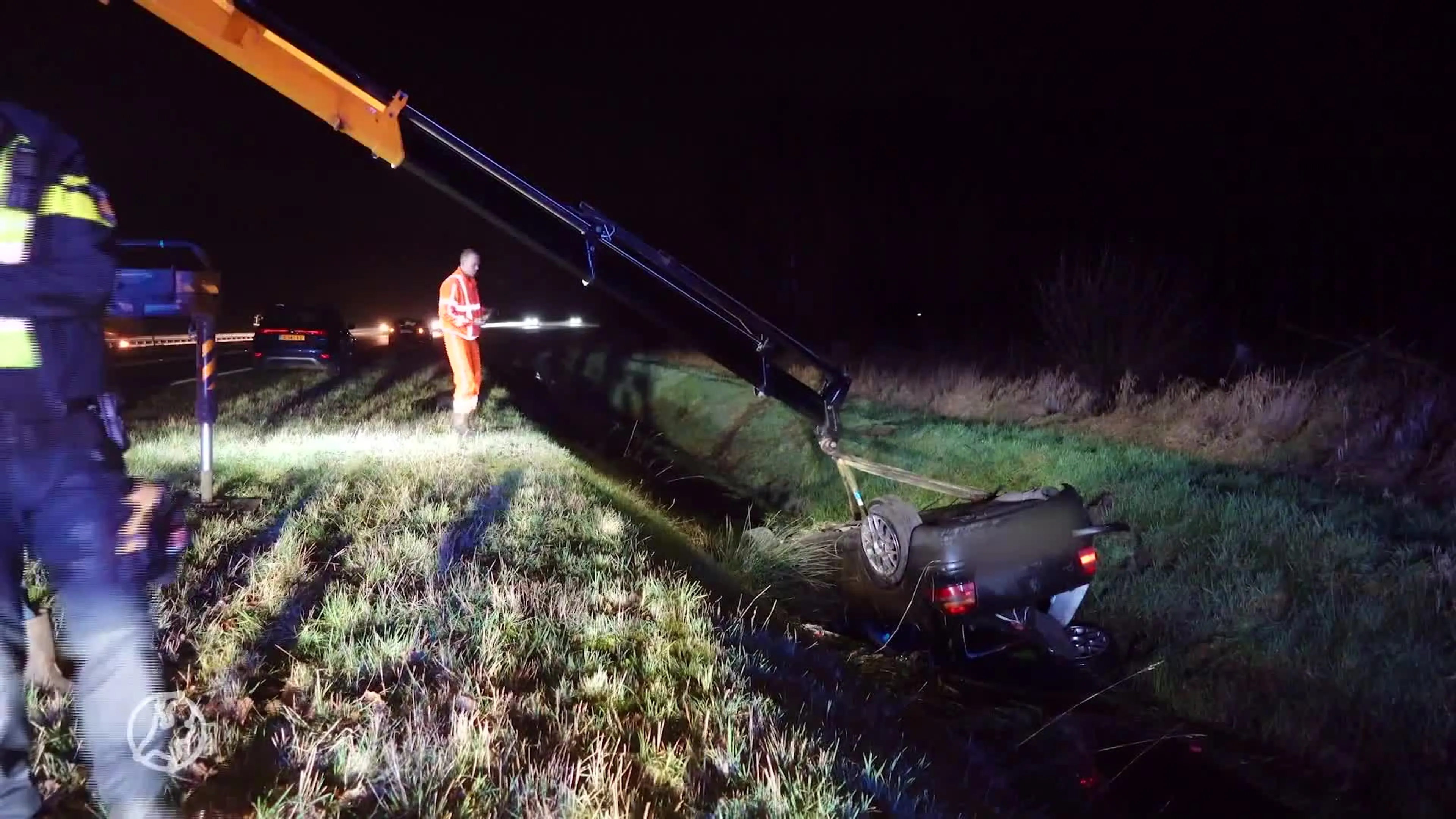 Hond vlucht uit auto na ongeluk, wordt daarna doodgereden op N377