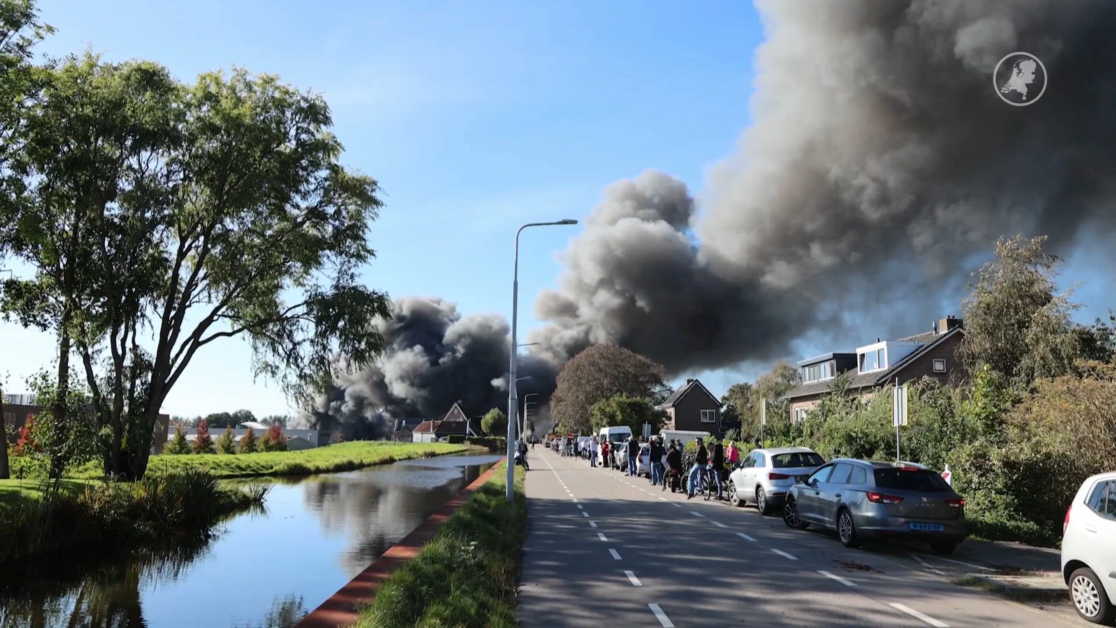 Grote brand in loods Aalsmeer zorgt voor veel rookontwikkeling