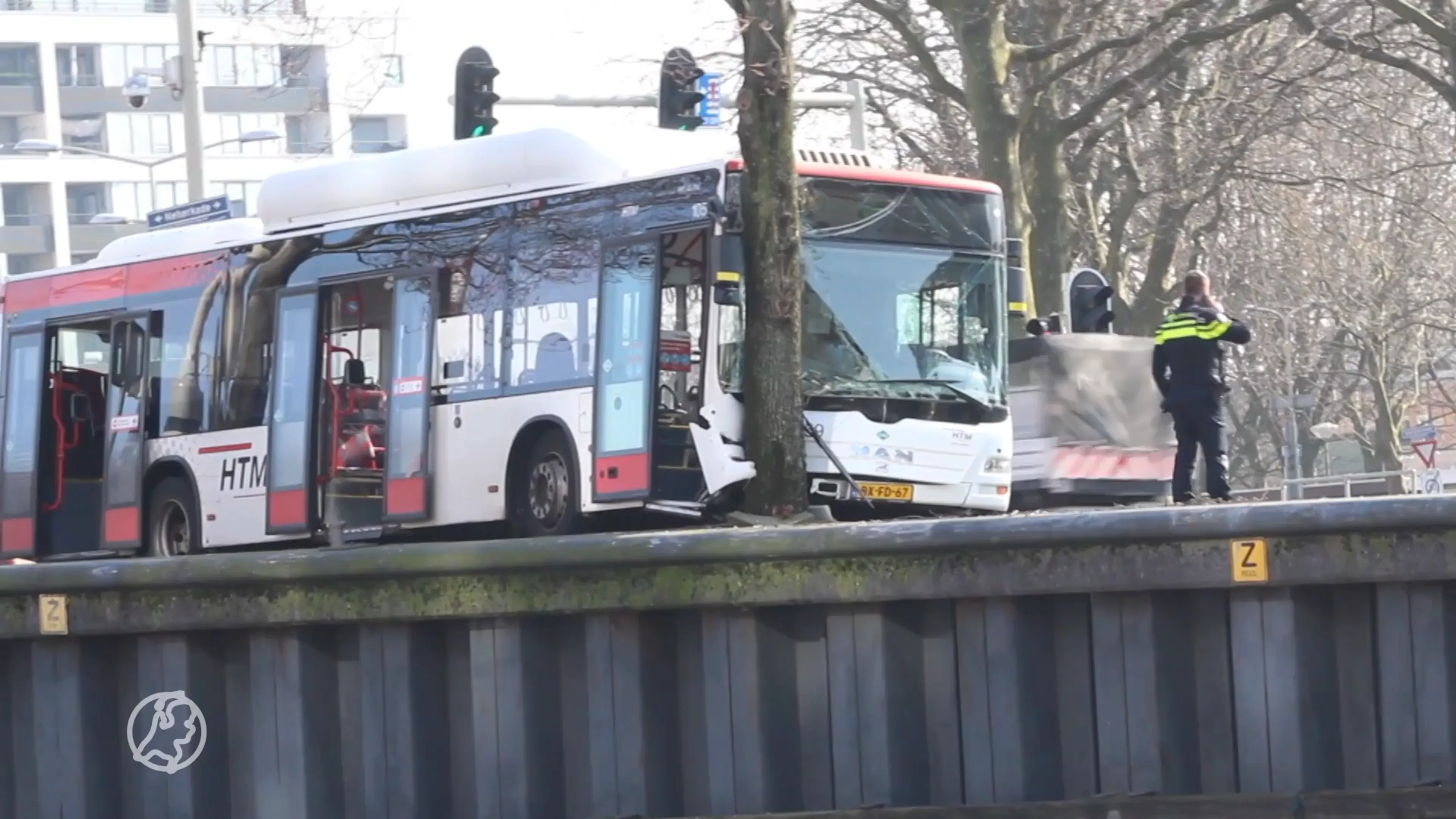 Bus botst tegen boom in Den Haag, vijf gewonden