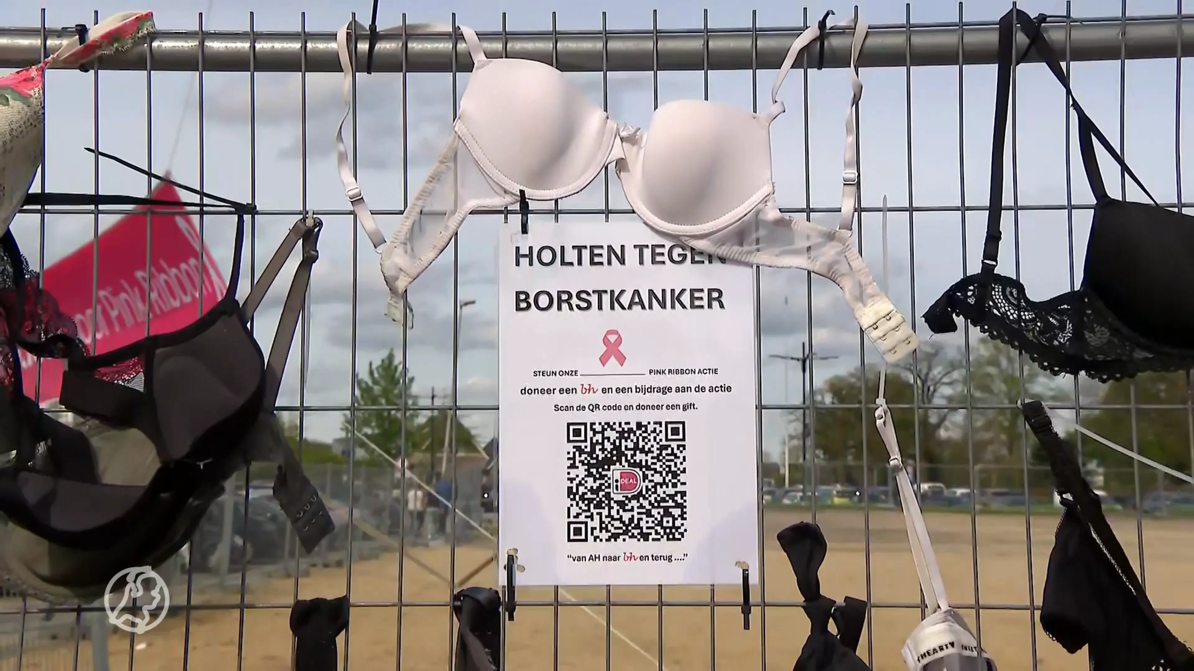 Hekken vol bh's om aandacht te vragen voor borstkanker