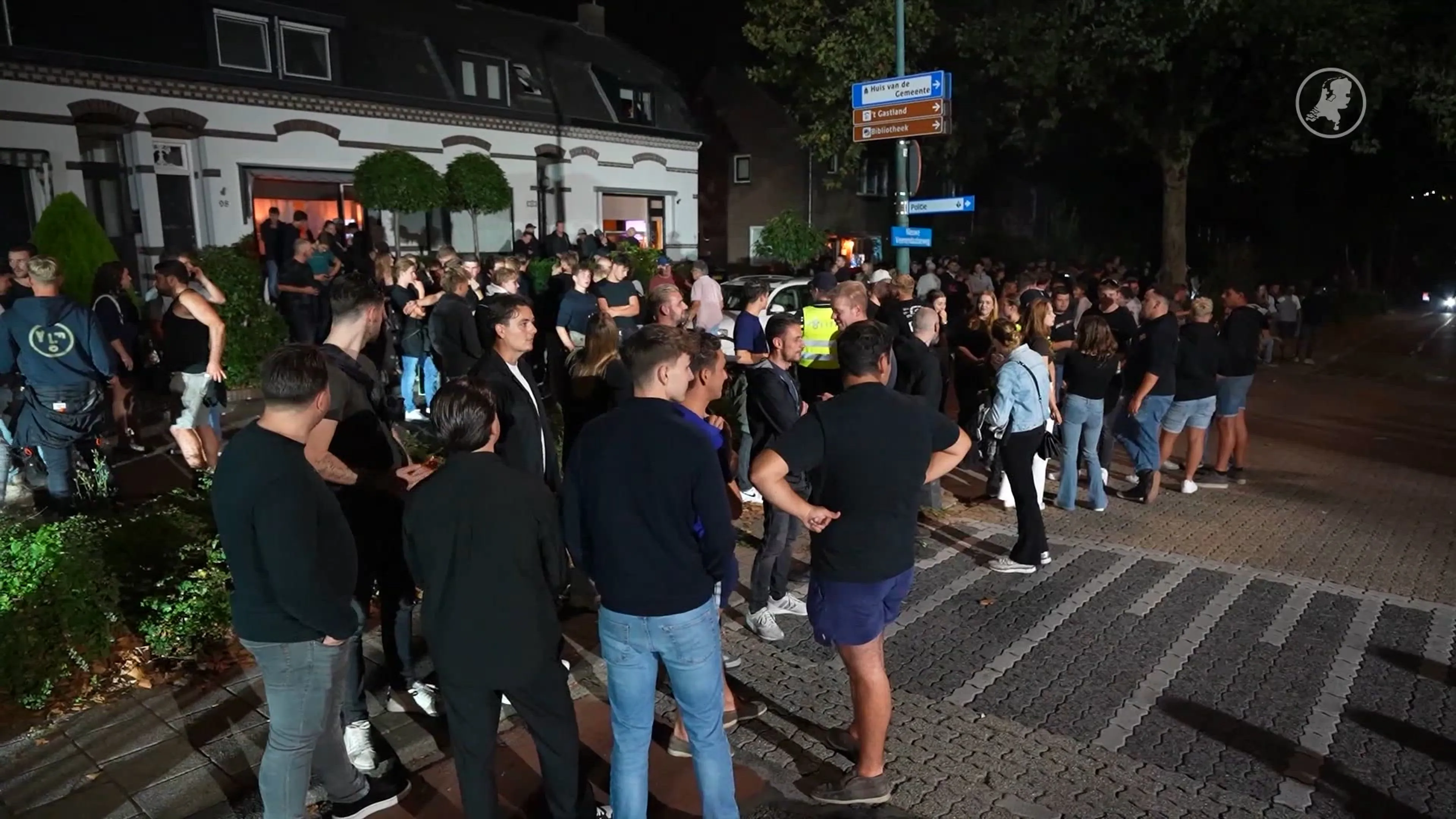 Ruiten gemeentehuis Rhenen vernield na vergadering asielopvang
