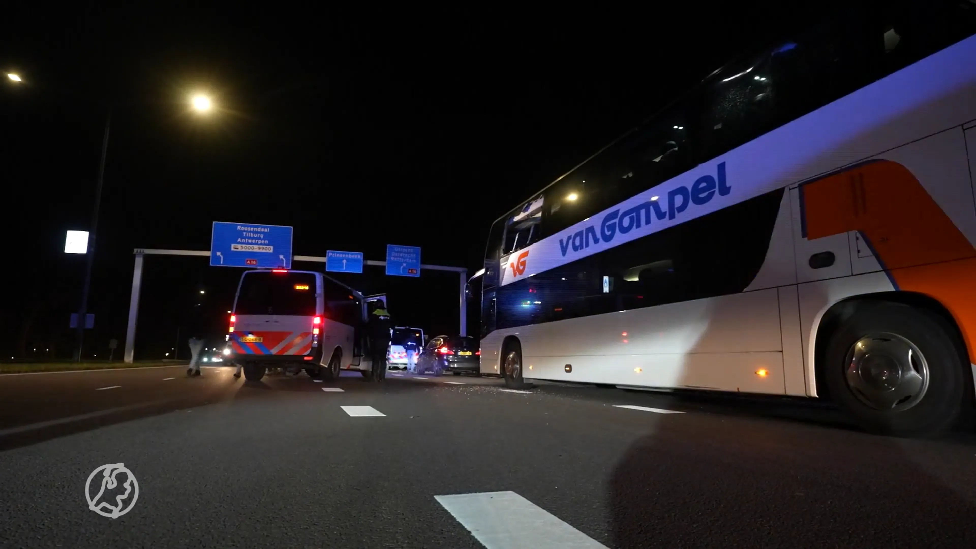 Supporters Willem II vernielen bus na winst op rivaal NAC, politie in actie