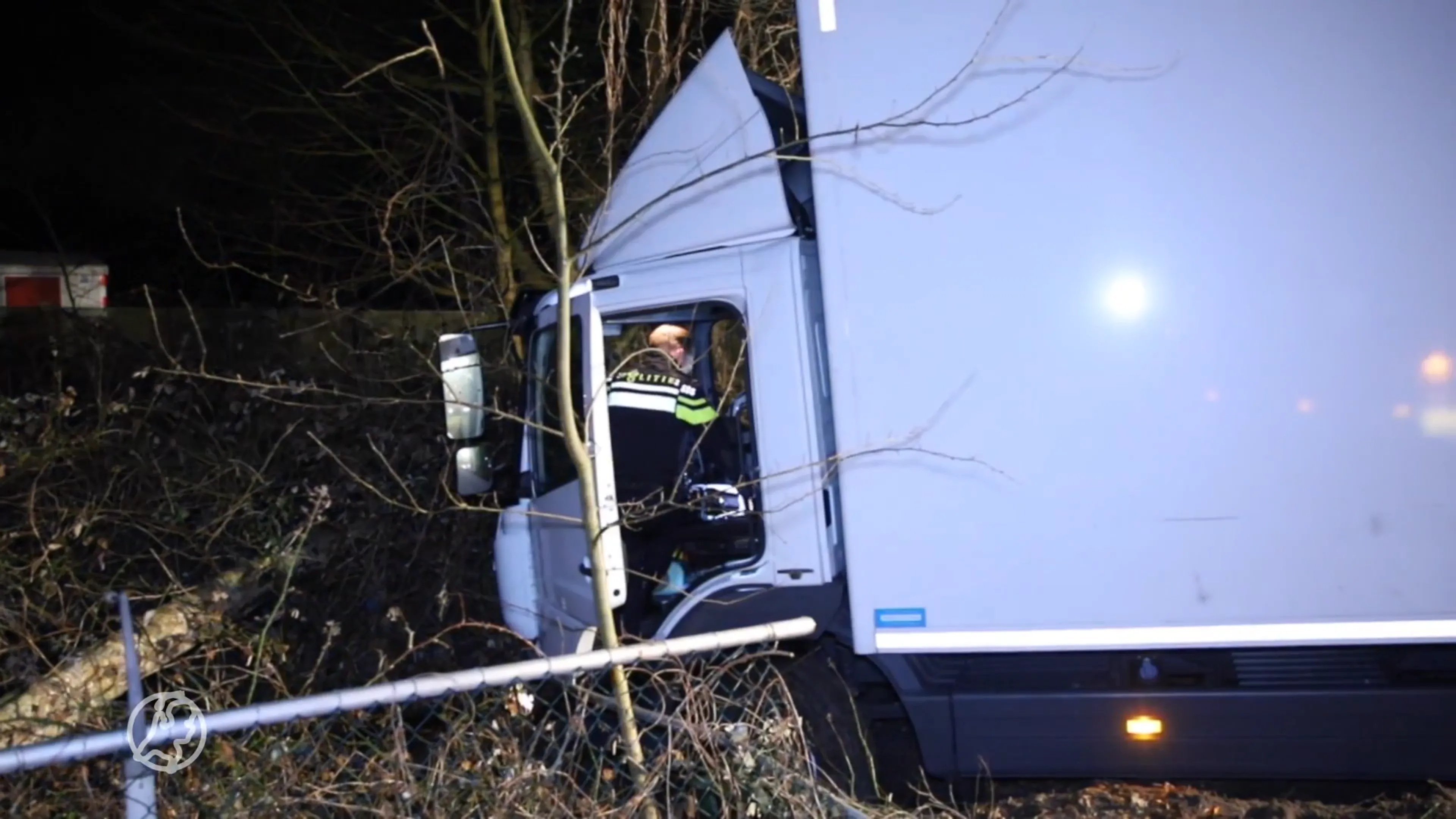 Vrouw zonder geldig rijbewijs raakt van de weg met vrachtwagen
