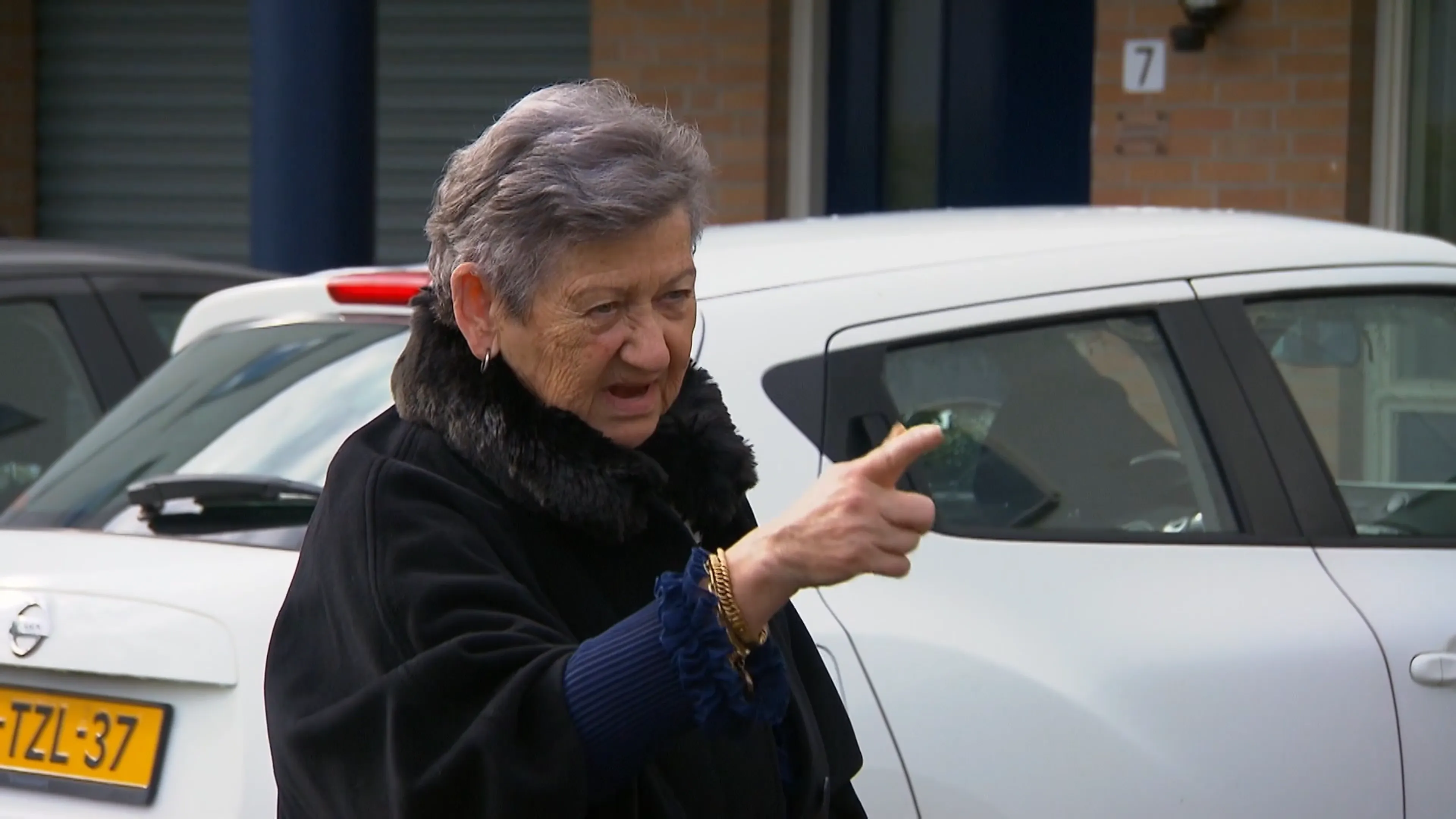 Bijna-aanrijding en bedreiging: parkeerplaatsruzie loopt hoog op!