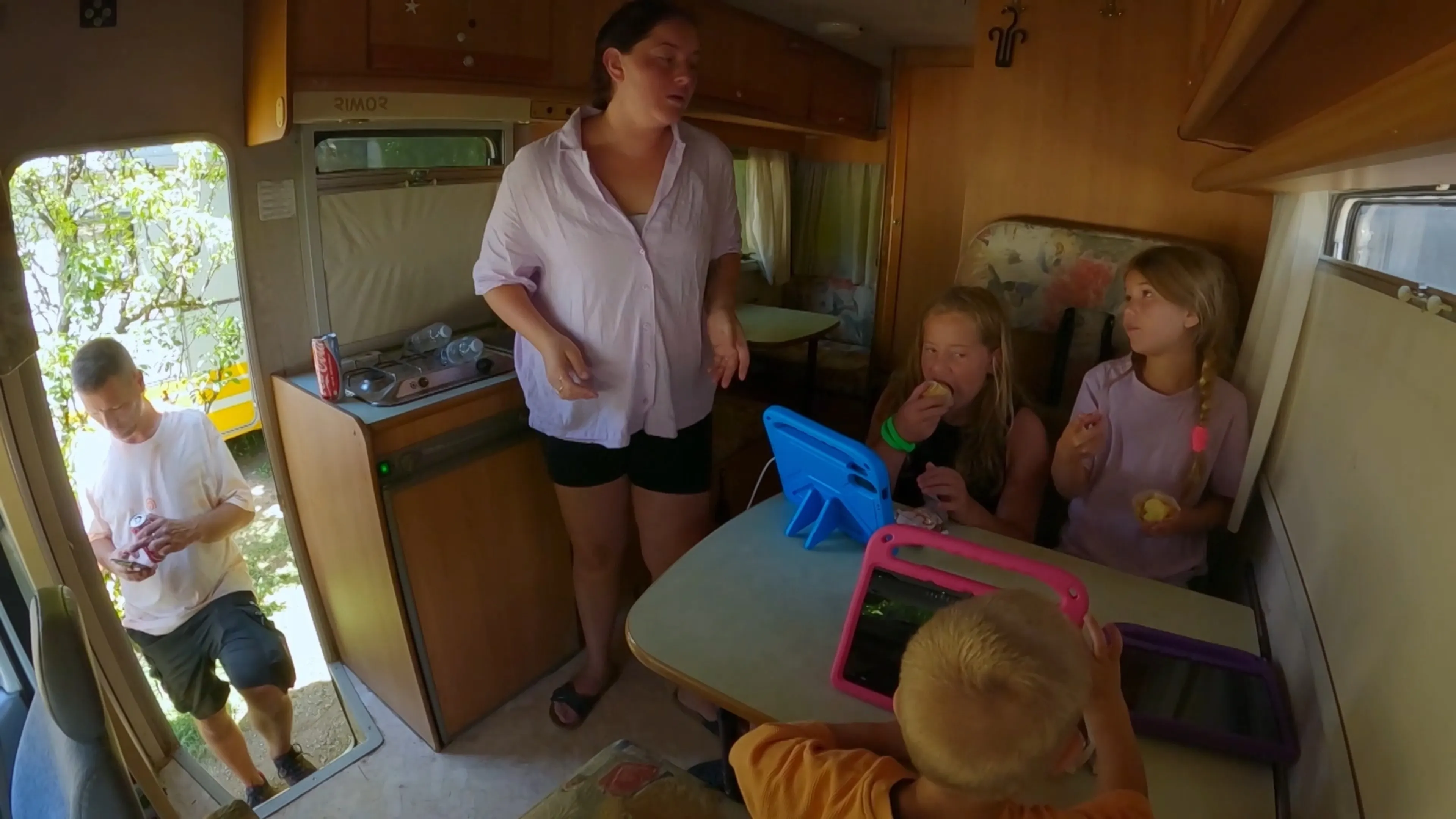 Gekrijs en ruzie tijdens het verdelen van de campers