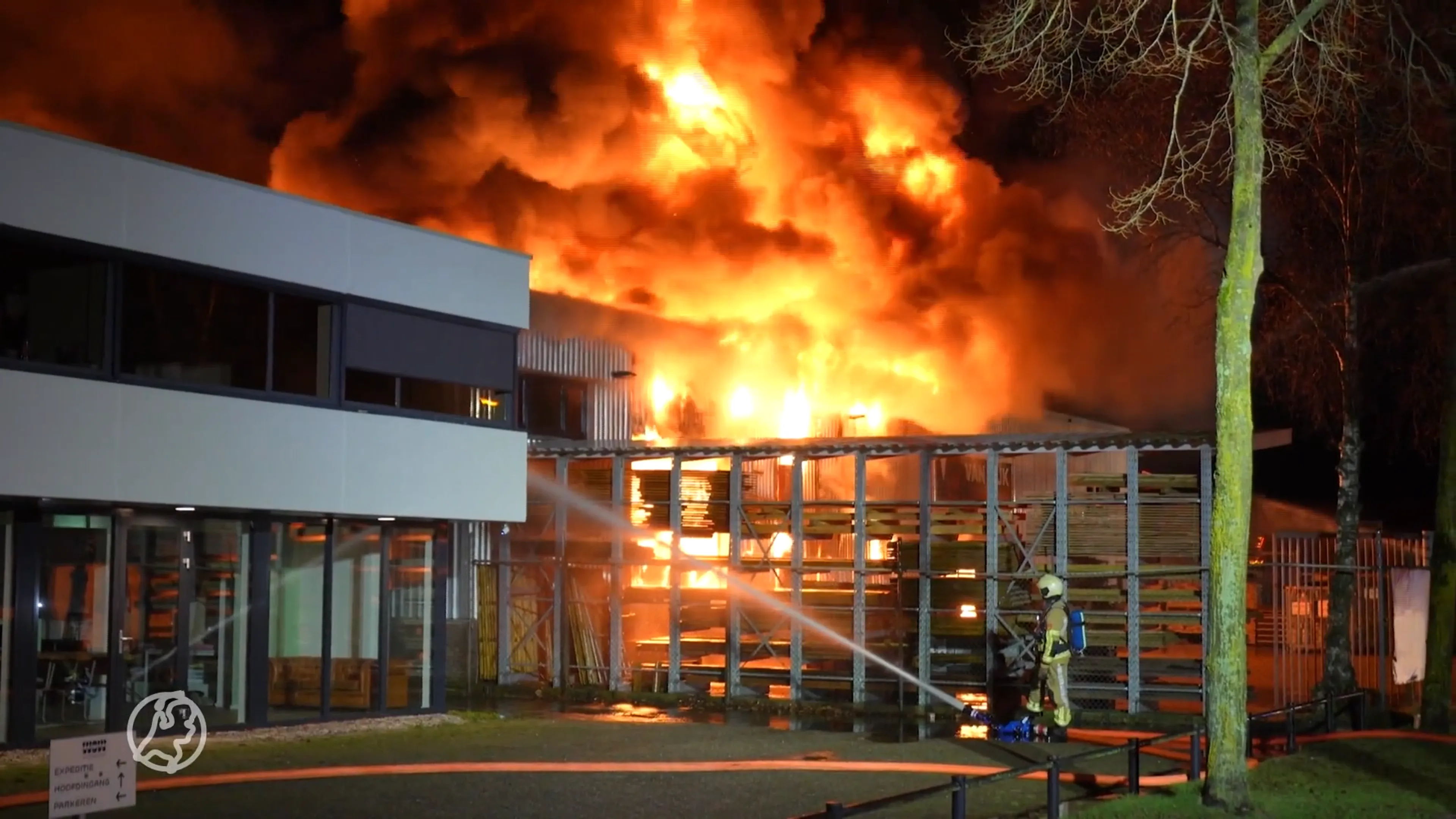 Grote brand in buurt van vuurwerkopslag, meerdere woningen ontruimd