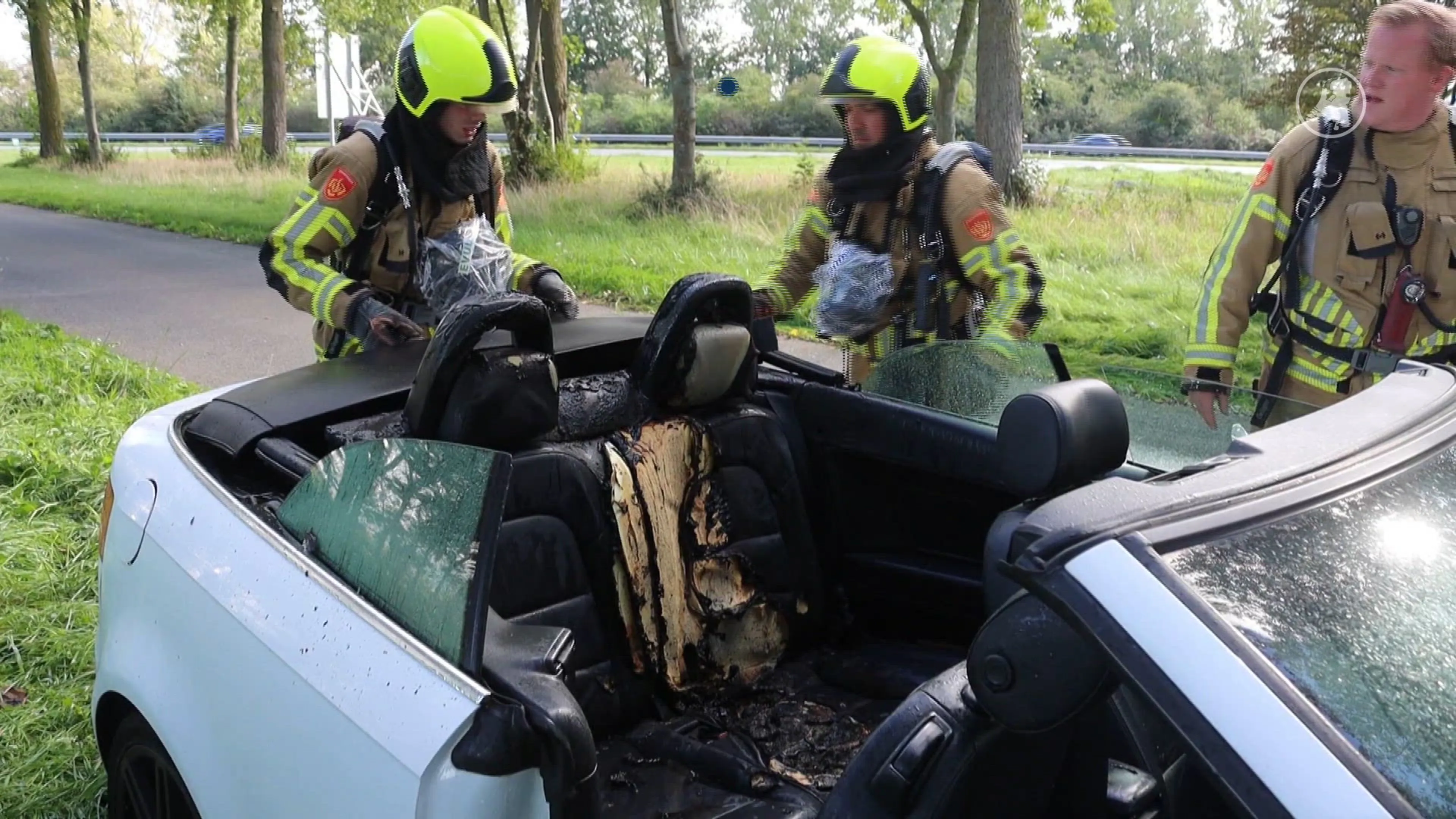 Vrouw zet per ongeluk haar eigen auto in brand na weggooien sigaret