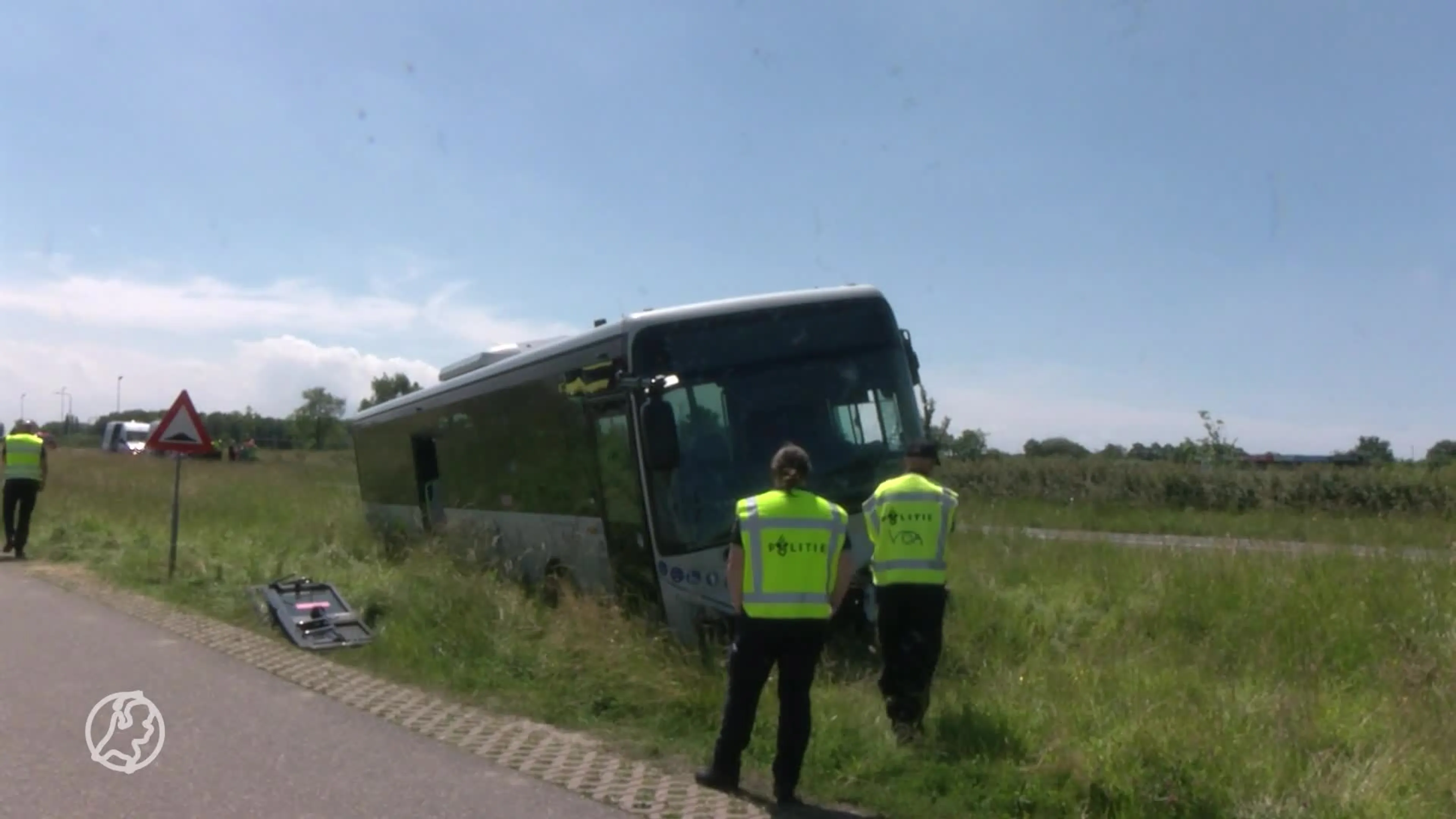 Lijnbus botst met auto in Zeeuwse Serooskerke, 57-jarige vrouw overleden