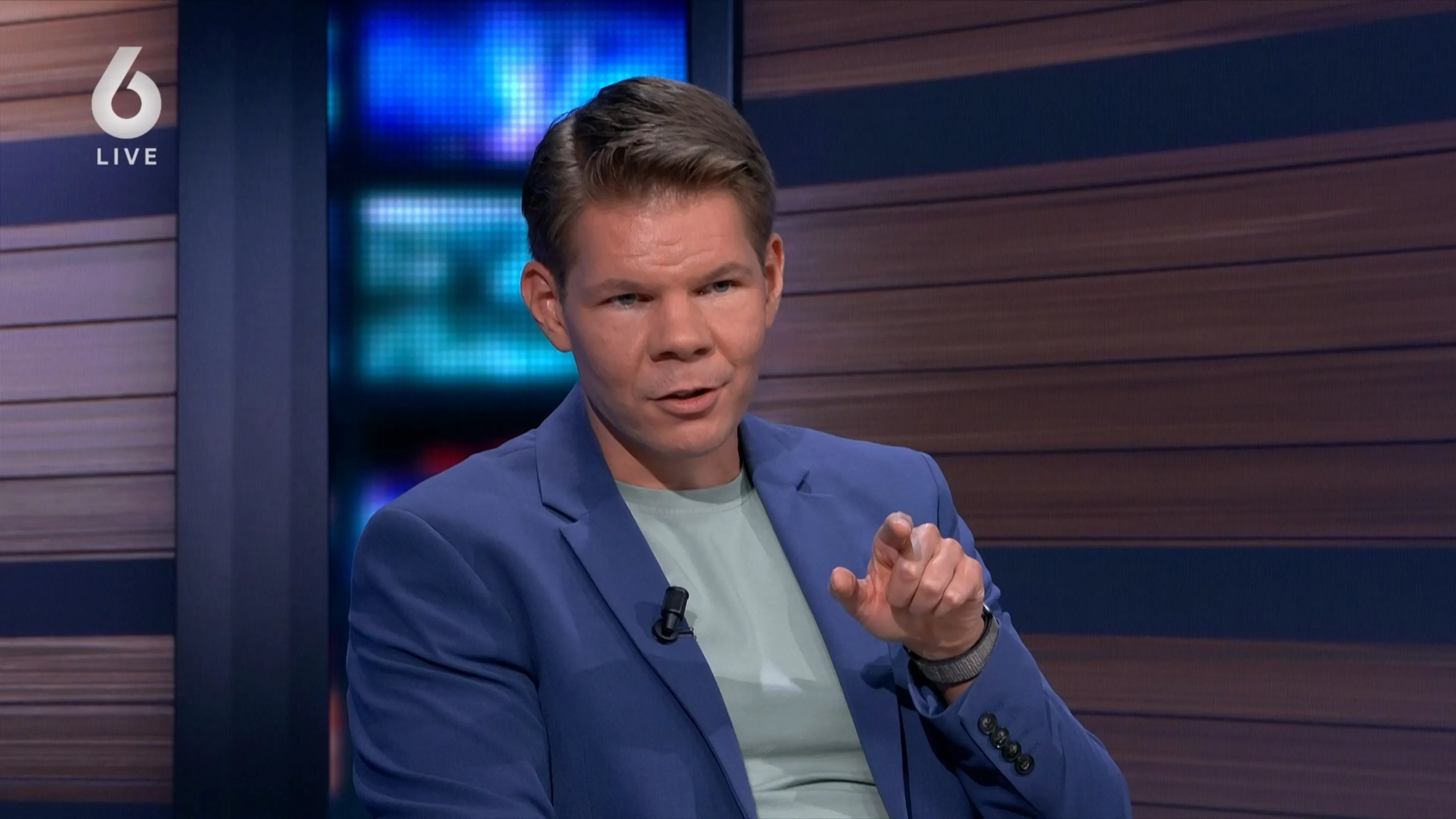 Victor Vlam stapt uit jury Sonja Barend-award: 'Zijn politiek aan het bedrijven'